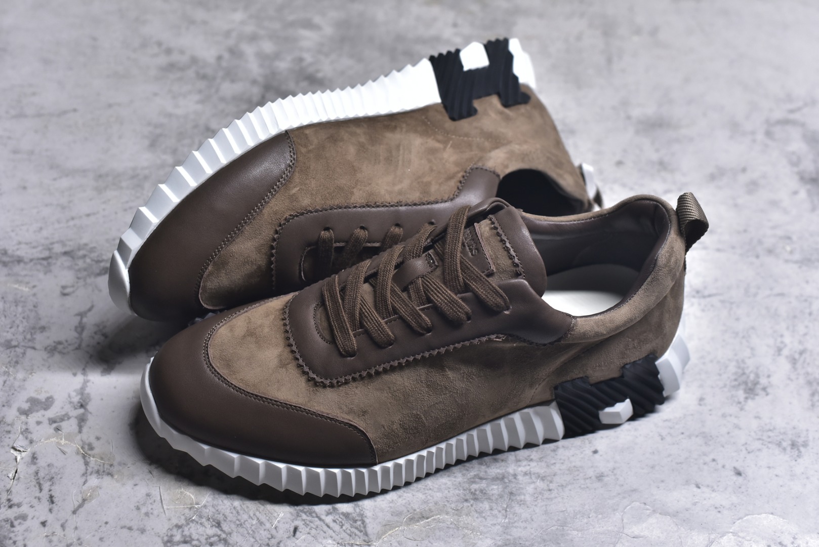 图片[7]-#Hermes 爱马仕 Bouncing 老钱风 皮面款 低帮休闲鞋 海淘代购同渠道品质 高端零售 外贸充正专供 原版购入开发 ZP级全套包装 完美楦型 正确卡色 大底 质感媲美原版 细节与原版一致 请注意区分市面通货材 尺码：39 40 41 42 43 44 45-选品中心