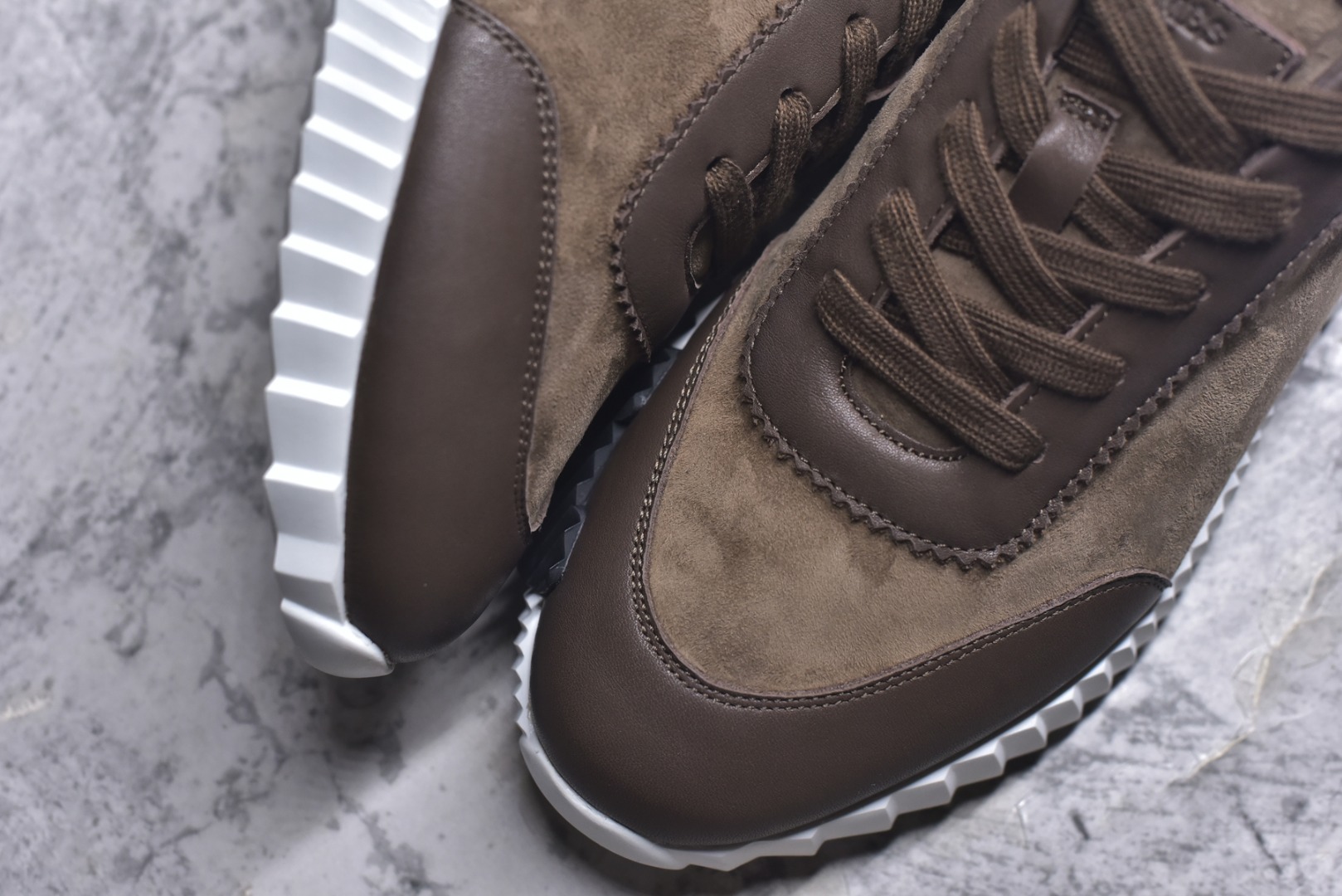 图片[8]-#Hermes 爱马仕 Bouncing 老钱风 皮面款 低帮休闲鞋 海淘代购同渠道品质 高端零售 外贸充正专供 原版购入开发 ZP级全套包装 完美楦型 正确卡色 大底 质感媲美原版 细节与原版一致 请注意区分市面通货材 尺码：39 40 41 42 43 44 45-选品中心