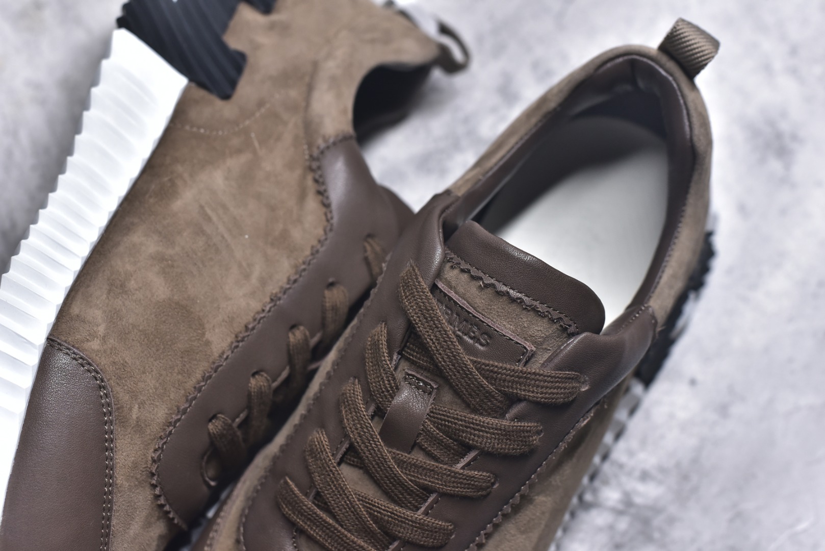 图片[9]-#Hermes 爱马仕 Bouncing 老钱风 皮面款 低帮休闲鞋 海淘代购同渠道品质 高端零售 外贸充正专供 原版购入开发 ZP级全套包装 完美楦型 正确卡色 大底 质感媲美原版 细节与原版一致 请注意区分市面通货材 尺码：39 40 41 42 43 44 45-选品中心