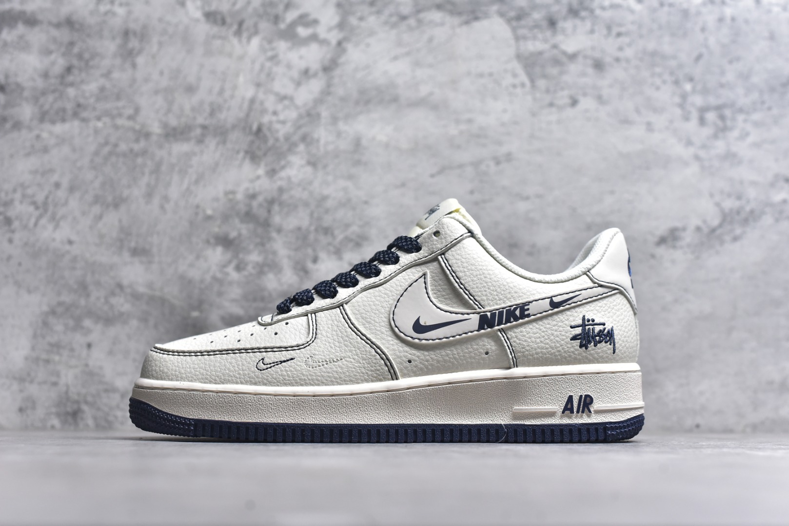 #Nk Air Force 1\'07 Low 斯图西联名 灰线耐克勾 空军一号低帮休闲板鞋 HH7518-063 #原楦头原纸板 原装鞋盒 定制五金配件 内置全掌气垫 原厂鞋底 尺码：36 36.5 37.5 38 38.5 39 40 40.5 41 42 42.5 43 44 44.5 45 9.D4-选品中心