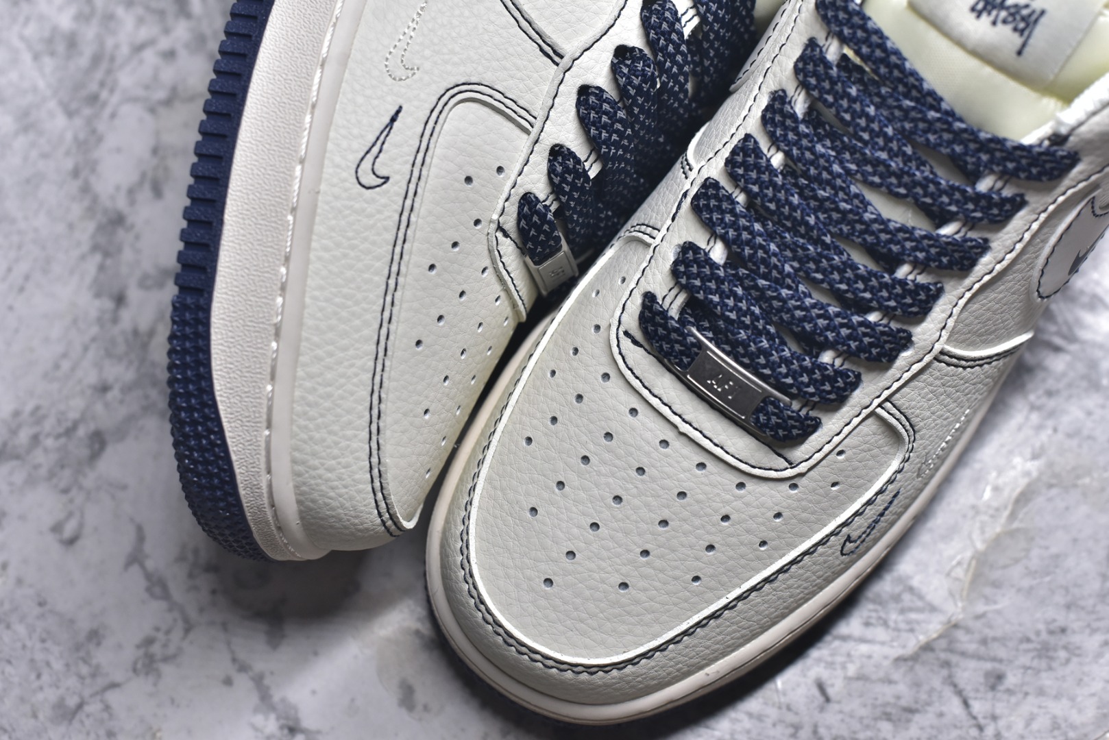 图片[8]-#Nk Air Force 1\’07 Low 斯图西联名 灰线耐克勾 空军一号低帮休闲板鞋 HH7518-063 #原楦头原纸板 原装鞋盒 定制五金配件 内置全掌气垫 原厂鞋底 尺码：36 36.5 37.5 38 38.5 39 40 40.5 41 42 42.5 43 44 44.5 45 9.D4-选品中心