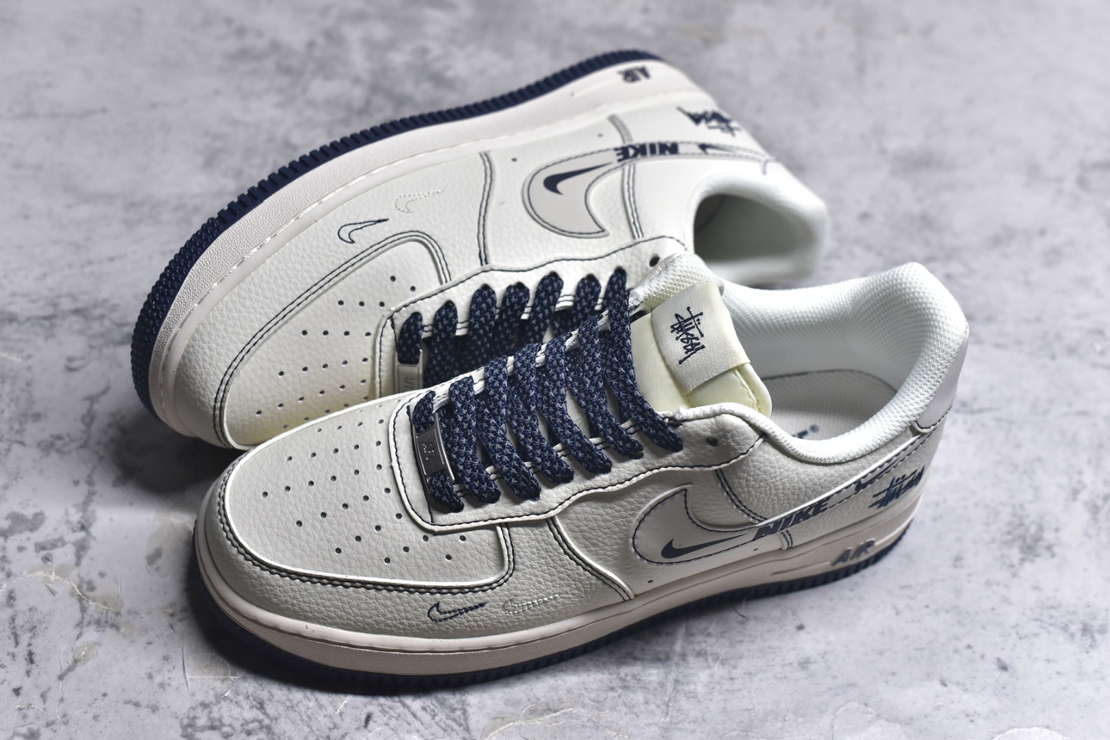 图片[7]-#Nk Air Force 1\’07 Low 斯图西联名 灰线耐克勾 空军一号低帮休闲板鞋 HH7518-063 #原楦头原纸板 原装鞋盒 定制五金配件 内置全掌气垫 原厂鞋底 尺码：36 36.5 37.5 38 38.5 39 40 40.5 41 42 42.5 43 44 44.5 45 9.D4-选品中心