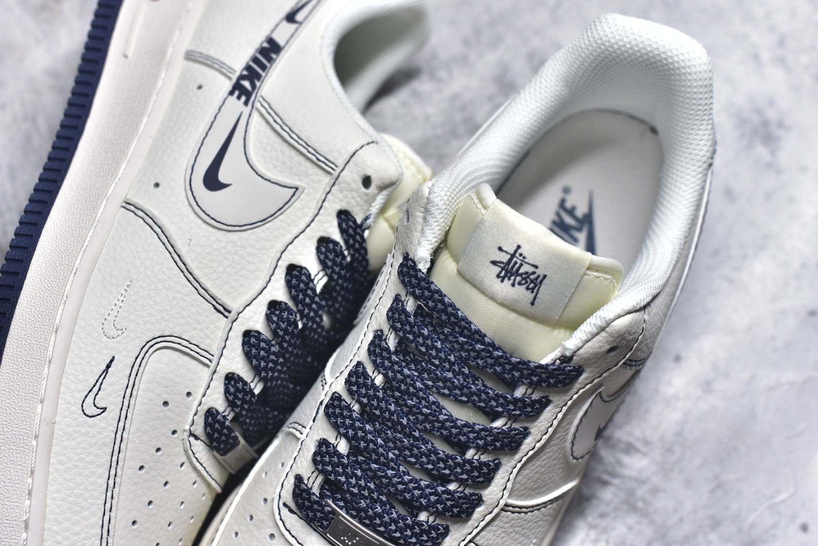 图片[9]-#Nk Air Force 1\’07 Low 斯图西联名 灰线耐克勾 空军一号低帮休闲板鞋 HH7518-063 #原楦头原纸板 原装鞋盒 定制五金配件 内置全掌气垫 原厂鞋底 尺码：36 36.5 37.5 38 38.5 39 40 40.5 41 42 42.5 43 44 44.5 45 9.D4-选品中心