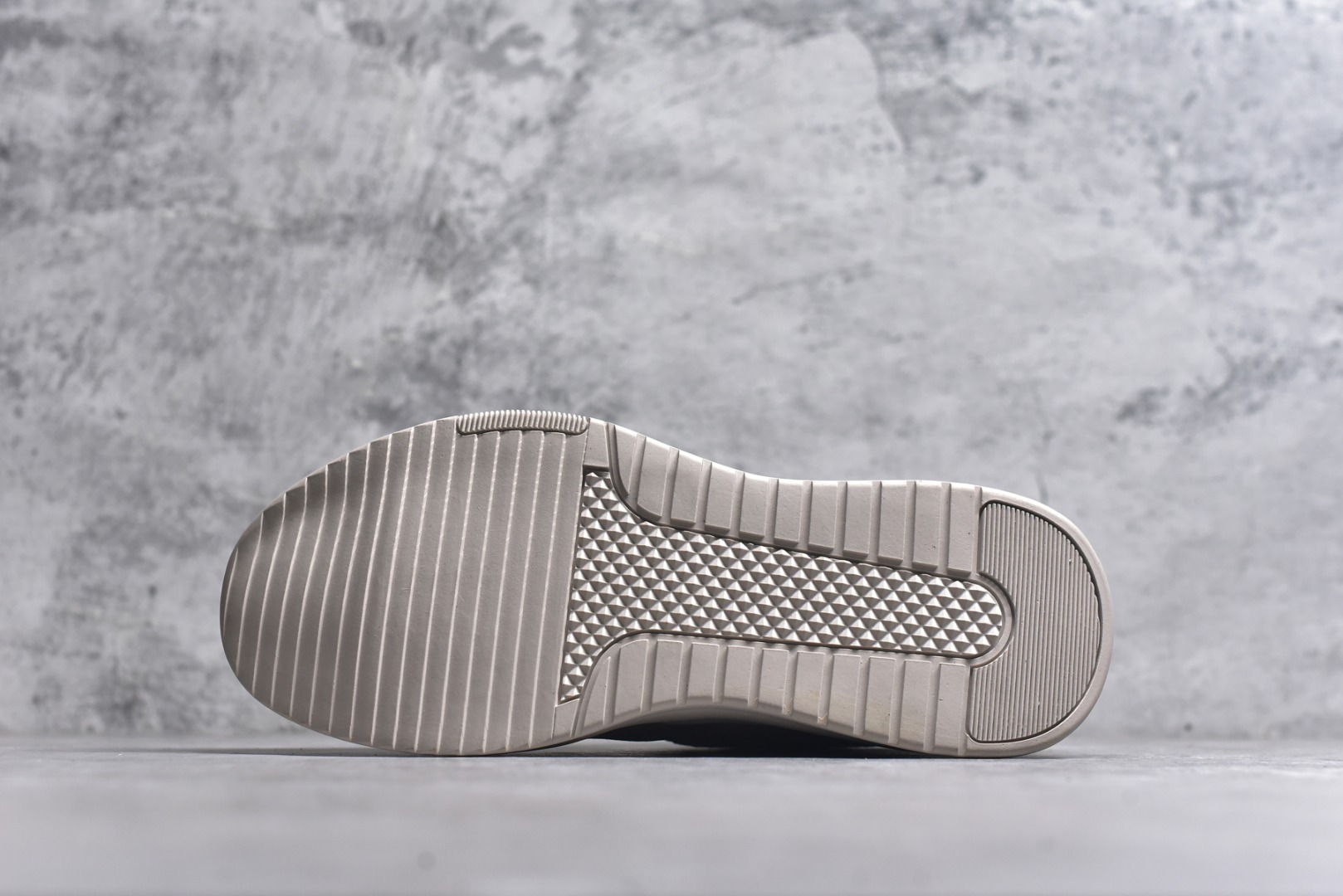 图片[6]-#25秋冬款CAT/卡特 硬汉推土机品牌经典百搭户外中帮休闲马丁靴系列 广东大厂品质 官网常年主打款 时尚潮流搭配 面料釆用意大利进口头层麂牛皮 全鞋牛皮材料 大底到五金都是代工厂原材料制作 好货不杀猪 首单质量严格把控 全套官网统一包装 今年冬季防寒户外专用 日常随意搭配 型男必备 尺码：39 40 41 42 43 44-选品中心