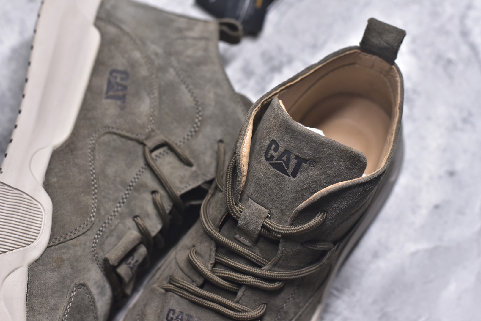 图片[9]-#25秋冬款CAT/卡特 硬汉推土机品牌经典百搭户外中帮休闲马丁靴系列 广东大厂品质 官网常年主打款 时尚潮流搭配 面料釆用意大利进口头层麂牛皮 全鞋牛皮材料 大底到五金都是代工厂原材料制作 好货不杀猪 首单质量严格把控 全套官网统一包装 今年冬季防寒户外专用 日常随意搭配 型男必备 尺码：39 40 41 42 43 44-选品中心