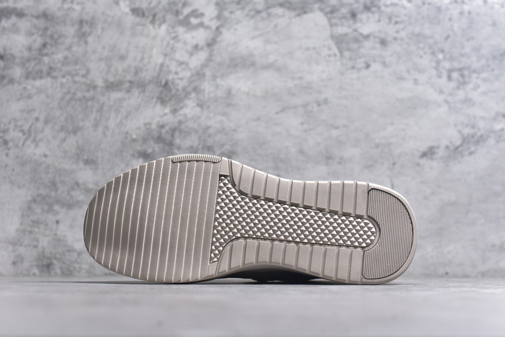 图片[6]-#25秋冬款CAT/卡特 硬汉推土机品牌经典百搭户外中帮休闲马丁靴系列 广东大厂品质 官网常年主打款 时尚潮流搭配 面料釆用意大利进口头层麂牛皮 全鞋牛皮材料 大底到五金都是代工厂原材料制作 好货不杀猪 首单质量严格把控 全套官网统一包装 今年冬季防寒户外专用 日常随意搭配 型男必备 尺码：39 40 41 42 43 44-选品中心