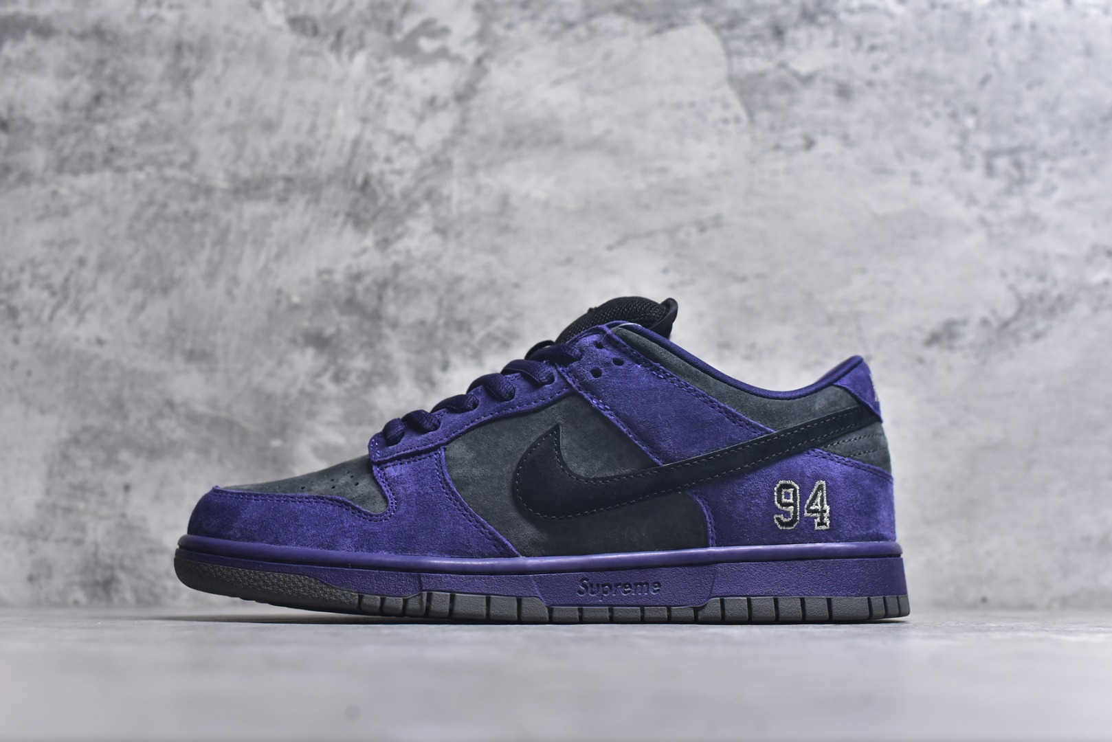 #Supreme x Nk Dunk SB Dunk Low 舒适 防滑耐磨低帮板鞋 男女同款 联名欧洲限定紫色 HQ8487-500 独家原厂航空铝磨具打磨大底 鞋头坡度极致还原 原盒原配 圈内天花板工艺 原厂冲刀 超高清洁度 全鞋零毛边皮料切割 全套原楦原模倾力打造完美版型 采用原厂百宏鞋带以及原厂百宏织唛舌标 内标可供原厂几率过验 原厂中底布黄色点胶 原厂中底布拉帮走线遵循公司️尺码：36 36.5 37.5 38 38.5 39 40 40.5 41 42 42.5 43 44 44.5 45 46 47.5-选品中心