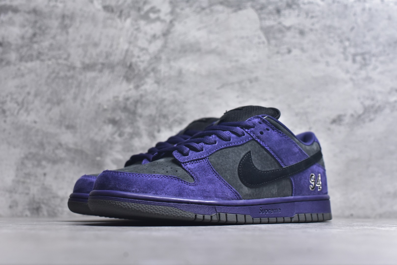 图片[2]-#Supreme x Nk Dunk SB Dunk Low 舒适 防滑耐磨低帮板鞋 男女同款 联名欧洲限定紫色 HQ8487-500 独家原厂航空铝磨具打磨大底 鞋头坡度极致还原 原盒原配 圈内天花板工艺 原厂冲刀 超高清洁度 全鞋零毛边皮料切割 全套原楦原模倾力打造完美版型 采用原厂百宏鞋带以及原厂百宏织唛舌标 内标可供原厂几率过验 原厂中底布黄色点胶 原厂中底布拉帮走线遵循公司️尺码：36 36.5 37.5 38 38.5 39 40 40.5 41 42 42.5 43 44 44.5 45 46 47.5-选品中心