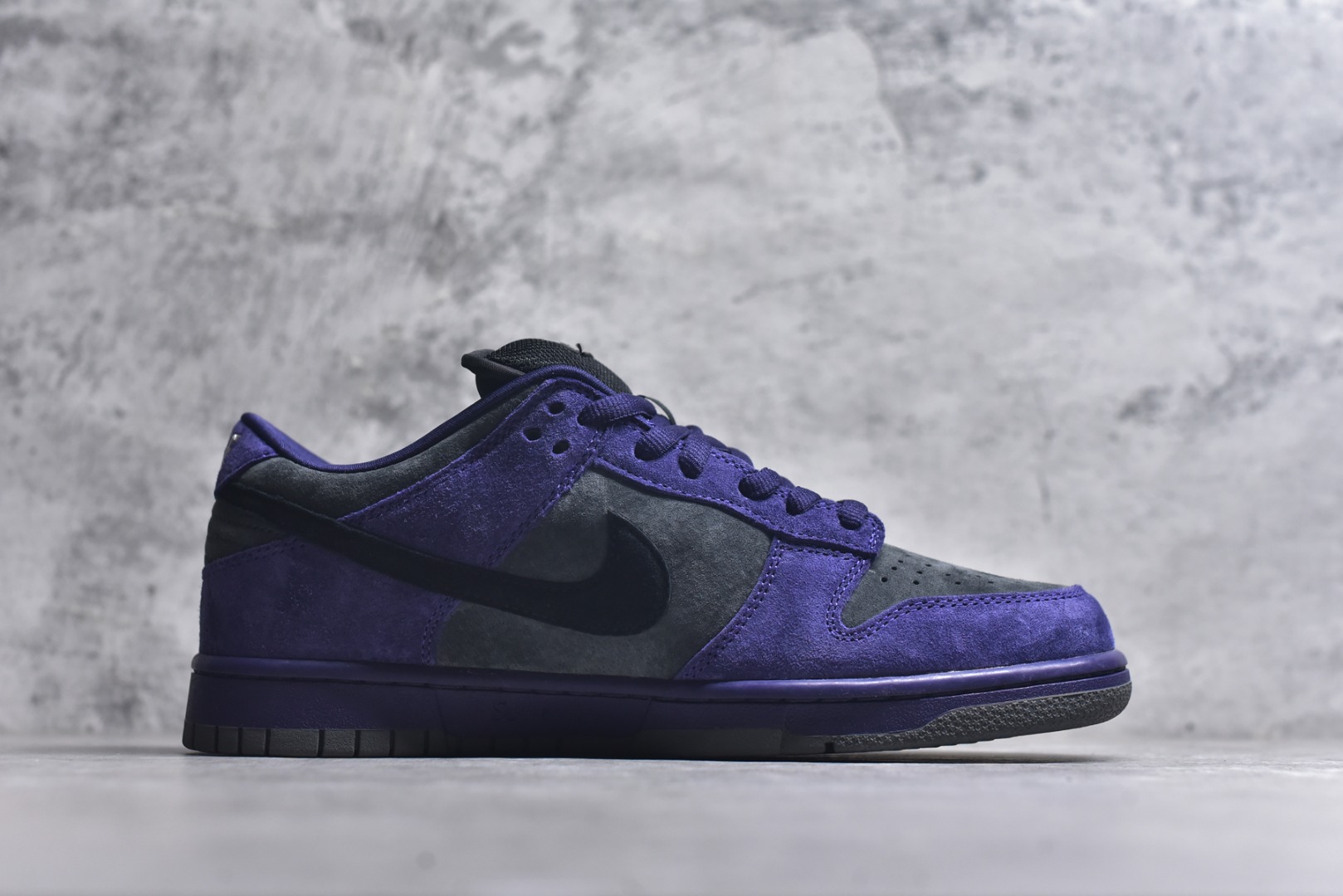 图片[3]-#Supreme x Nk Dunk SB Dunk Low 舒适 防滑耐磨低帮板鞋 男女同款 联名欧洲限定紫色 HQ8487-500 独家原厂航空铝磨具打磨大底 鞋头坡度极致还原 原盒原配 圈内天花板工艺 原厂冲刀 超高清洁度 全鞋零毛边皮料切割 全套原楦原模倾力打造完美版型 采用原厂百宏鞋带以及原厂百宏织唛舌标 内标可供原厂几率过验 原厂中底布黄色点胶 原厂中底布拉帮走线遵循公司️尺码：36 36.5 37.5 38 38.5 39 40 40.5 41 42 42.5 43 44 44.5 45 46 47.5-选品中心