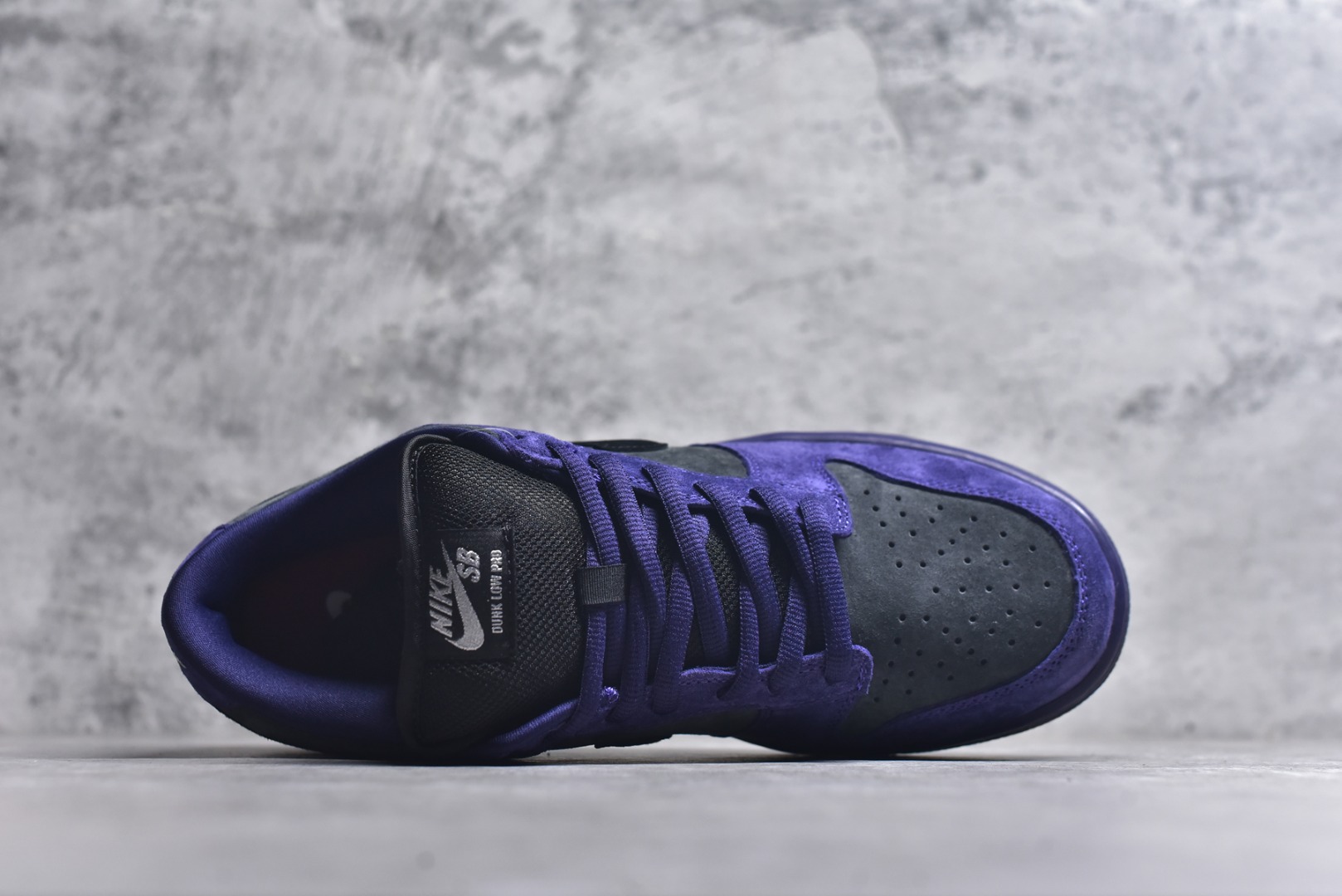 图片[4]-#Supreme x Nk Dunk SB Dunk Low 舒适 防滑耐磨低帮板鞋 男女同款 联名欧洲限定紫色 HQ8487-500 独家原厂航空铝磨具打磨大底 鞋头坡度极致还原 原盒原配 圈内天花板工艺 原厂冲刀 超高清洁度 全鞋零毛边皮料切割 全套原楦原模倾力打造完美版型 采用原厂百宏鞋带以及原厂百宏织唛舌标 内标可供原厂几率过验 原厂中底布黄色点胶 原厂中底布拉帮走线遵循公司️尺码：36 36.5 37.5 38 38.5 39 40 40.5 41 42 42.5 43 44 44.5 45 46 47.5-选品中心