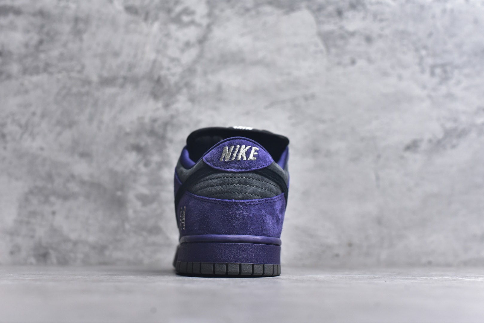 图片[5]-#Supreme x Nk Dunk SB Dunk Low 舒适 防滑耐磨低帮板鞋 男女同款 联名欧洲限定紫色 HQ8487-500 独家原厂航空铝磨具打磨大底 鞋头坡度极致还原 原盒原配 圈内天花板工艺 原厂冲刀 超高清洁度 全鞋零毛边皮料切割 全套原楦原模倾力打造完美版型 采用原厂百宏鞋带以及原厂百宏织唛舌标 内标可供原厂几率过验 原厂中底布黄色点胶 原厂中底布拉帮走线遵循公司️尺码：36 36.5 37.5 38 38.5 39 40 40.5 41 42 42.5 43 44 44.5 45 46 47.5-选品中心