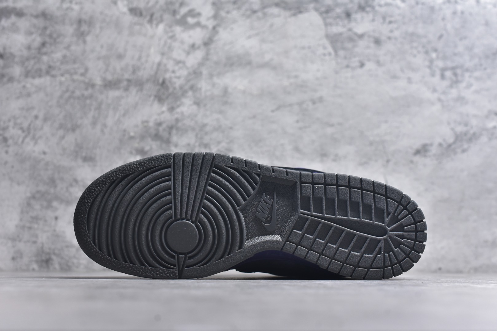 图片[6]-#Supreme x Nk Dunk SB Dunk Low 舒适 防滑耐磨低帮板鞋 男女同款 联名欧洲限定紫色 HQ8487-500 独家原厂航空铝磨具打磨大底 鞋头坡度极致还原 原盒原配 圈内天花板工艺 原厂冲刀 超高清洁度 全鞋零毛边皮料切割 全套原楦原模倾力打造完美版型 采用原厂百宏鞋带以及原厂百宏织唛舌标 内标可供原厂几率过验 原厂中底布黄色点胶 原厂中底布拉帮走线遵循公司️尺码：36 36.5 37.5 38 38.5 39 40 40.5 41 42 42.5 43 44 44.5 45 46 47.5-选品中心