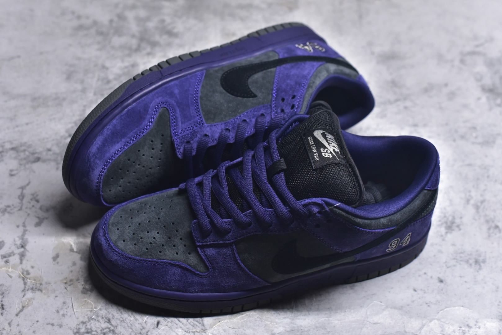 图片[7]-#Supreme x Nk Dunk SB Dunk Low 舒适 防滑耐磨低帮板鞋 男女同款 联名欧洲限定紫色 HQ8487-500 独家原厂航空铝磨具打磨大底 鞋头坡度极致还原 原盒原配 圈内天花板工艺 原厂冲刀 超高清洁度 全鞋零毛边皮料切割 全套原楦原模倾力打造完美版型 采用原厂百宏鞋带以及原厂百宏织唛舌标 内标可供原厂几率过验 原厂中底布黄色点胶 原厂中底布拉帮走线遵循公司️尺码：36 36.5 37.5 38 38.5 39 40 40.5 41 42 42.5 43 44 44.5 45 46 47.5-选品中心