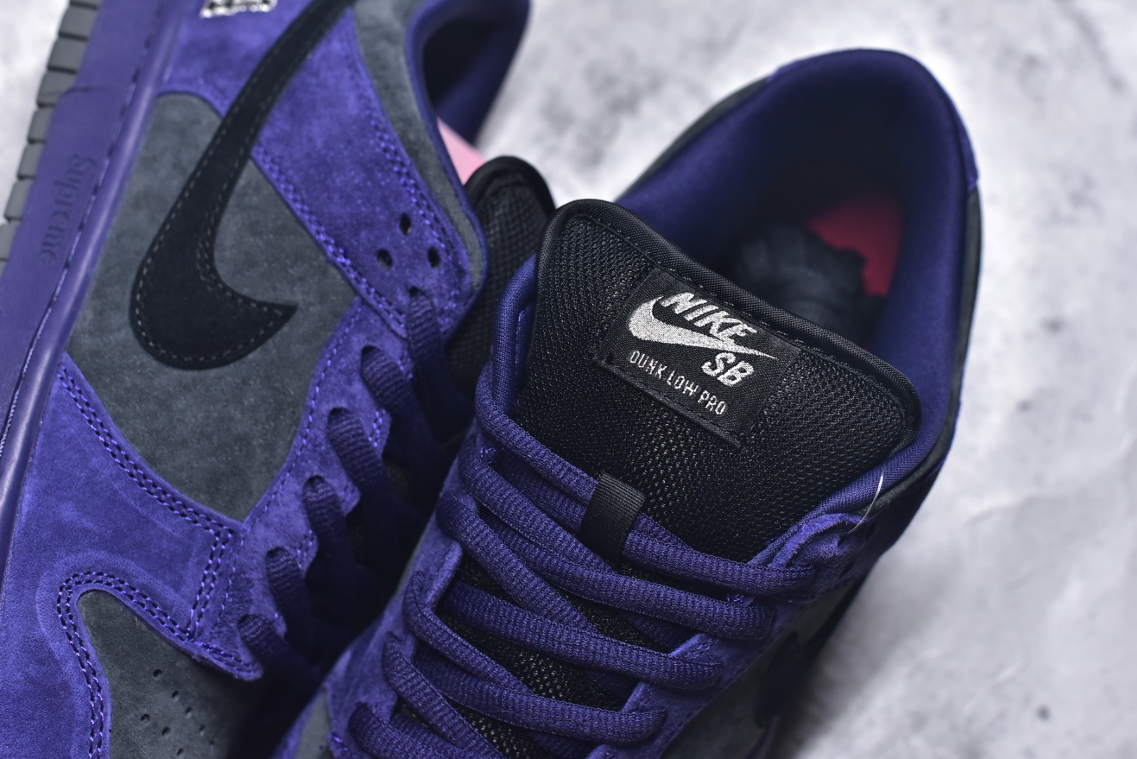 图片[9]-#Supreme x Nk Dunk SB Dunk Low 舒适 防滑耐磨低帮板鞋 男女同款 联名欧洲限定紫色 HQ8487-500 独家原厂航空铝磨具打磨大底 鞋头坡度极致还原 原盒原配 圈内天花板工艺 原厂冲刀 超高清洁度 全鞋零毛边皮料切割 全套原楦原模倾力打造完美版型 采用原厂百宏鞋带以及原厂百宏织唛舌标 内标可供原厂几率过验 原厂中底布黄色点胶 原厂中底布拉帮走线遵循公司️尺码：36 36.5 37.5 38 38.5 39 40 40.5 41 42 42.5 43 44 44.5 45 46 47.5-选品中心