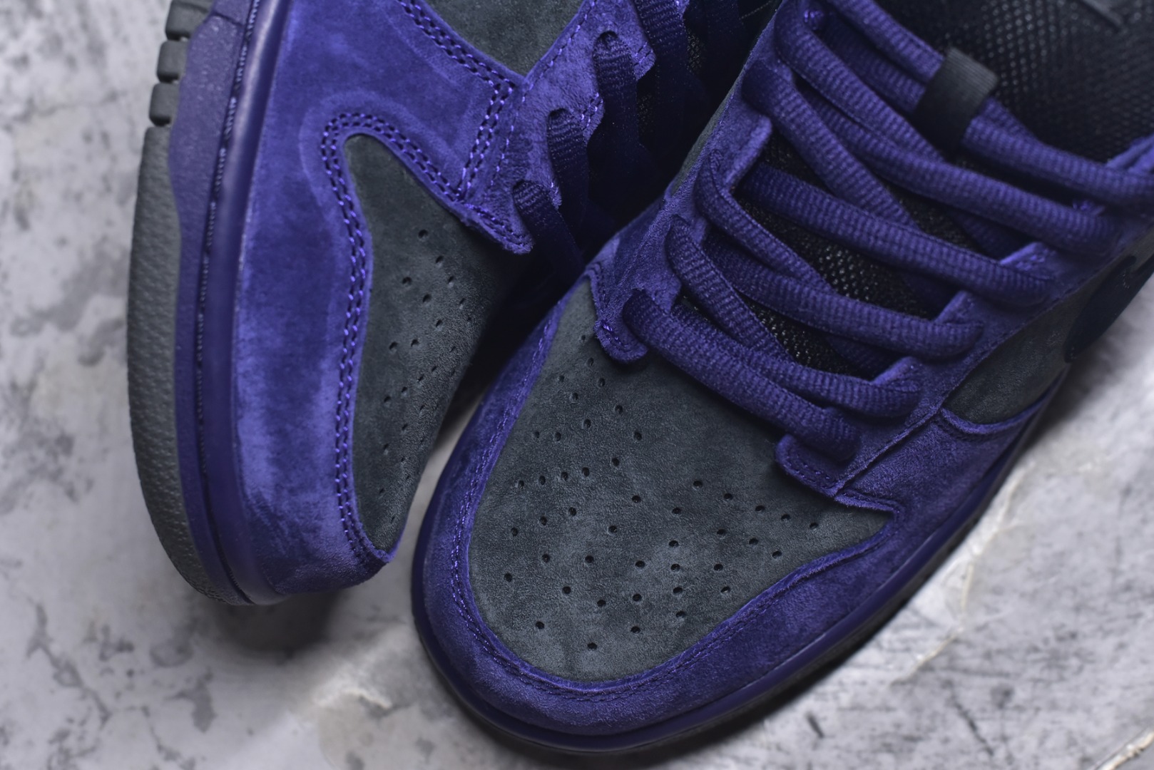 图片[8]-#Supreme x Nk Dunk SB Dunk Low 舒适 防滑耐磨低帮板鞋 男女同款 联名欧洲限定紫色 HQ8487-500 独家原厂航空铝磨具打磨大底 鞋头坡度极致还原 原盒原配 圈内天花板工艺 原厂冲刀 超高清洁度 全鞋零毛边皮料切割 全套原楦原模倾力打造完美版型 采用原厂百宏鞋带以及原厂百宏织唛舌标 内标可供原厂几率过验 原厂中底布黄色点胶 原厂中底布拉帮走线遵循公司️尺码：36 36.5 37.5 38 38.5 39 40 40.5 41 42 42.5 43 44 44.5 45 46 47.5-选品中心