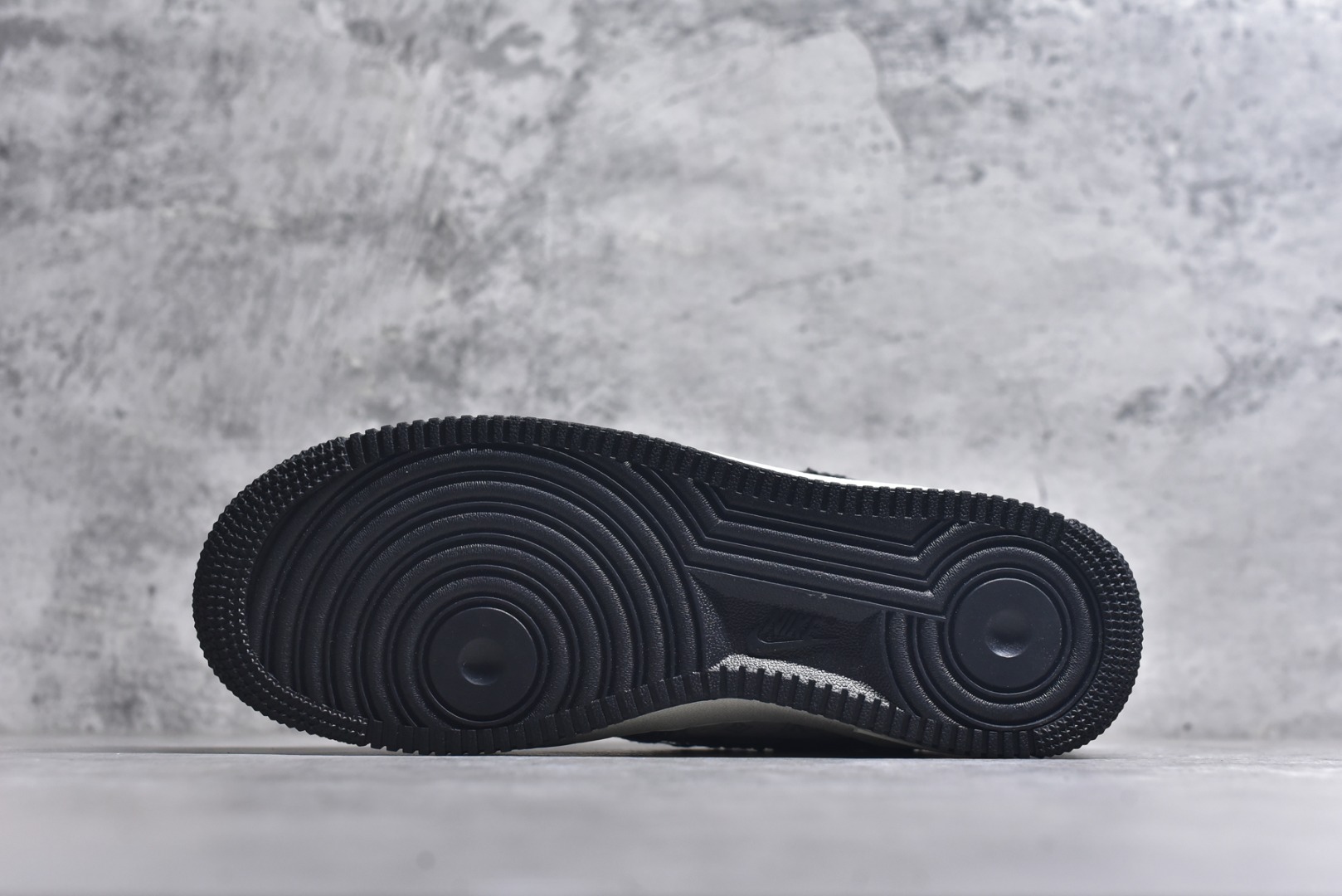 图片[6]-#Nike Air Force 1\’07 Low LV联名 白黑 空军一号低帮休闲板鞋 YF9511-817 #流苏格子防水牛仔布 高级夜光效果 工艺难度大 原楦头原纸板 高端定制鞋盒 原厂鞋底 超高清洁度 细节完美 尺码：36 36.5 37.5 38 38.5 39 40 40.5 41 42 42.5 43 44 44.5 45 9.D4-选品中心