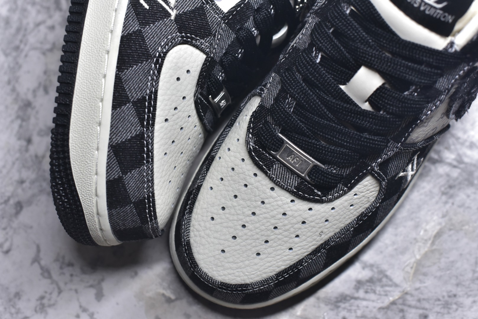 图片[8]-#Nike Air Force 1\’07 Low LV联名 白黑 空军一号低帮休闲板鞋 YF9511-817 #流苏格子防水牛仔布 高级夜光效果 工艺难度大 原楦头原纸板 高端定制鞋盒 原厂鞋底 超高清洁度 细节完美 尺码：36 36.5 37.5 38 38.5 39 40 40.5 41 42 42.5 43 44 44.5 45 9.D4-选品中心