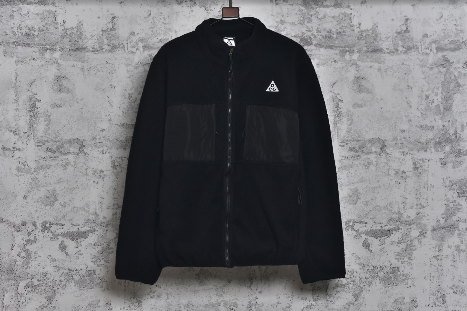 #Nike 25Fw ACG小标羊羔绒外套 采用定染羊羔绒面料，原版拆分分解，同步定织面料，胸前以及两侧均设有口袋设计，满足ACG系列户外基本穿着需求，多处YKK5号双头拉链，开模凹凸一致ACG主标吊牌，内里全包边处理，细节用心跟足原版，条码洗唛主标包装全部一致，原版版型一致，偏OS宽松版型，男女通穿，包容性强，黑色与卡其色两种经典配色，满足不同风格需求。高品质的材料与工艺确保了产品的耐用性和舒适度，无论是都市日常穿搭还是户外活动，这款外套都能让你在保持风格的同时享受温暖，男女同款 尺码：M-XXL-选品中心