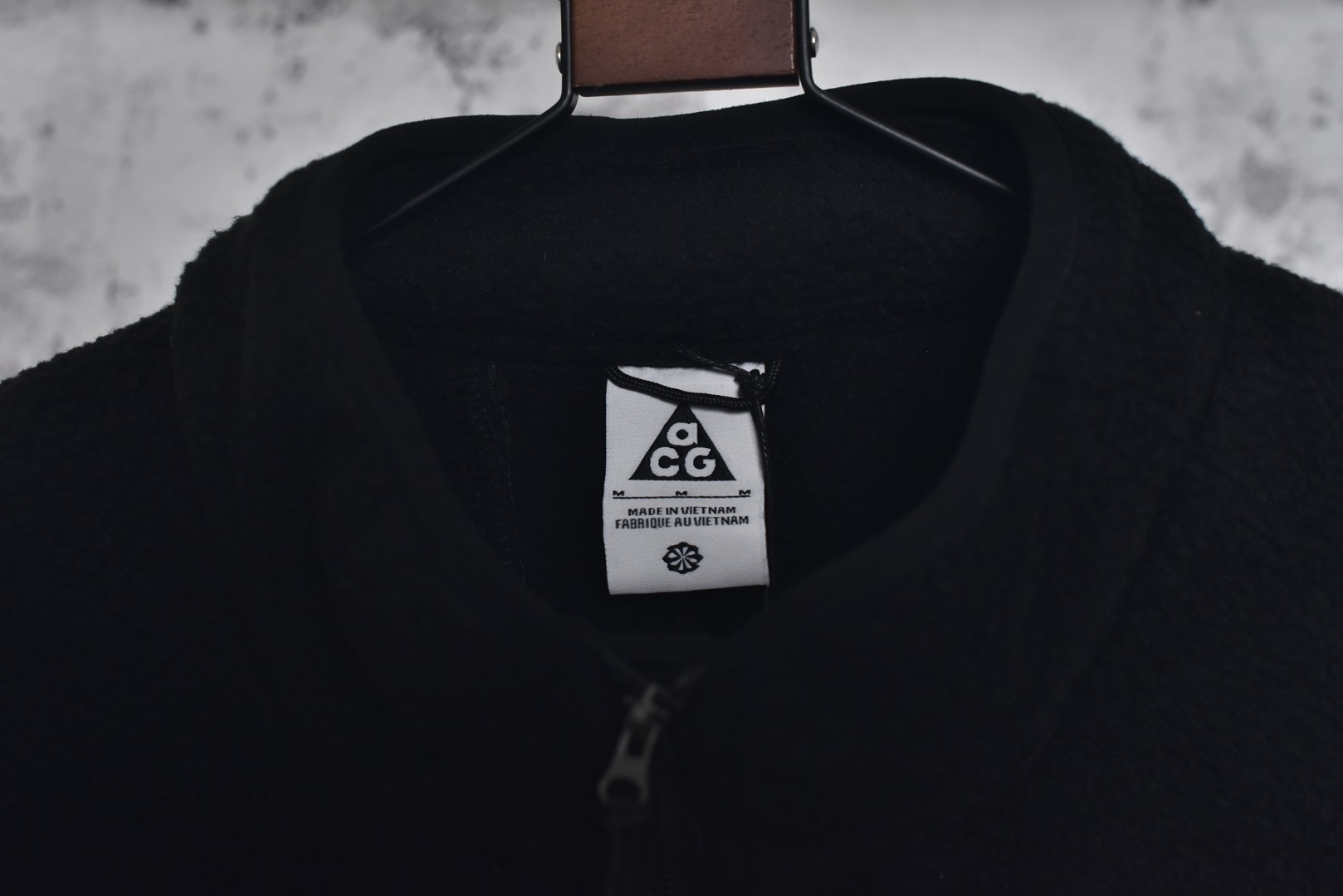 图片[5]-#Nike 25Fw ACG小标羊羔绒外套 采用定染羊羔绒面料，原版拆分分解，同步定织面料，胸前以及两侧均设有口袋设计，满足ACG系列户外基本穿着需求，多处YKK5号双头拉链，开模凹凸一致ACG主标吊牌，内里全包边处理，细节用心跟足原版，条码洗唛主标包装全部一致，原版版型一致，偏OS宽松版型，男女通穿，包容性强，黑色与卡其色两种经典配色，满足不同风格需求。高品质的材料与工艺确保了产品的耐用性和舒适度，无论是都市日常穿搭还是户外活动，这款外套都能让你在保持风格的同时享受温暖，男女同款 尺码：M-XXL-选品中心