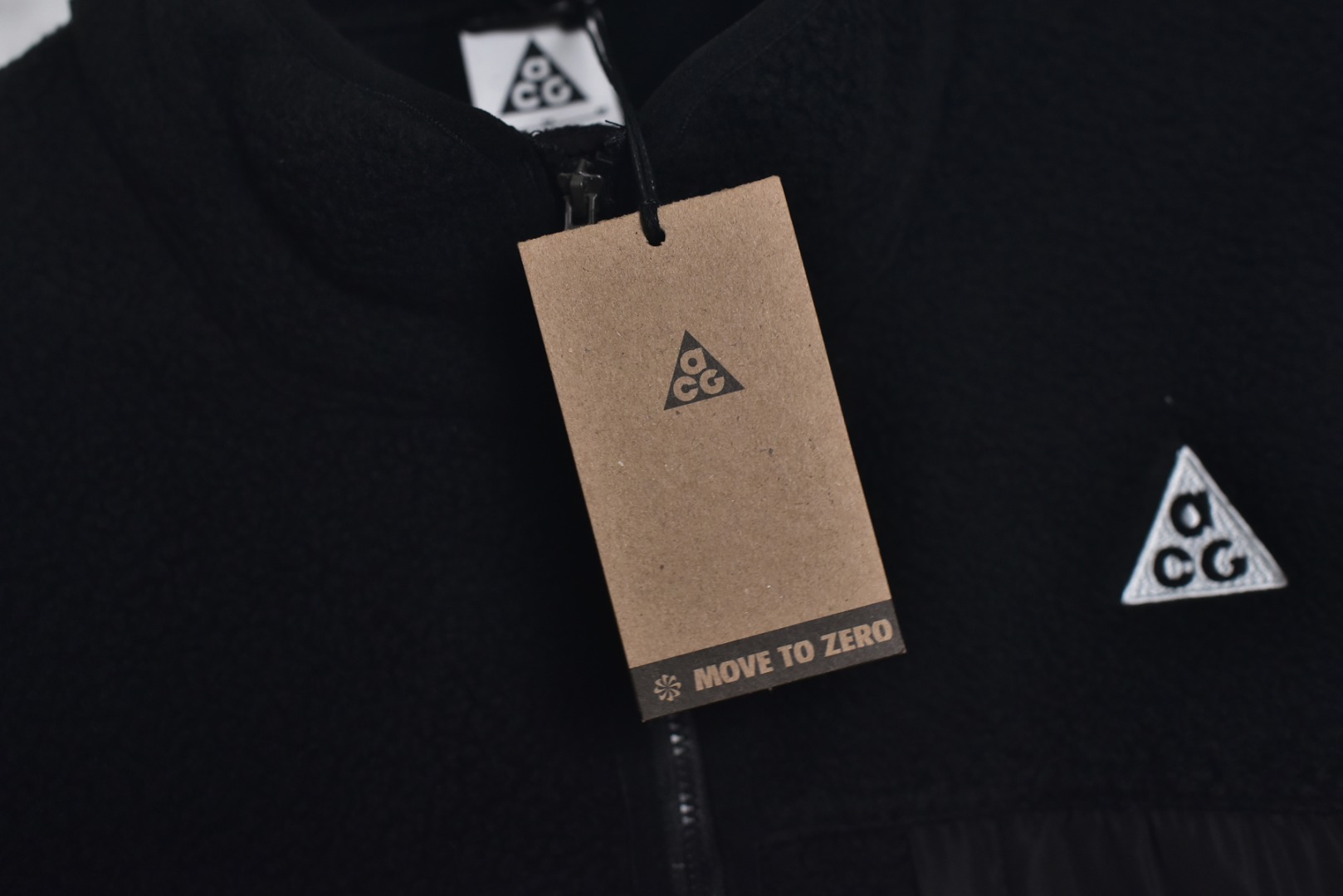 图片[6]-#Nike 25Fw ACG小标羊羔绒外套 采用定染羊羔绒面料，原版拆分分解，同步定织面料，胸前以及两侧均设有口袋设计，满足ACG系列户外基本穿着需求，多处YKK5号双头拉链，开模凹凸一致ACG主标吊牌，内里全包边处理，细节用心跟足原版，条码洗唛主标包装全部一致，原版版型一致，偏OS宽松版型，男女通穿，包容性强，黑色与卡其色两种经典配色，满足不同风格需求。高品质的材料与工艺确保了产品的耐用性和舒适度，无论是都市日常穿搭还是户外活动，这款外套都能让你在保持风格的同时享受温暖，男女同款 尺码：M-XXL-选品中心