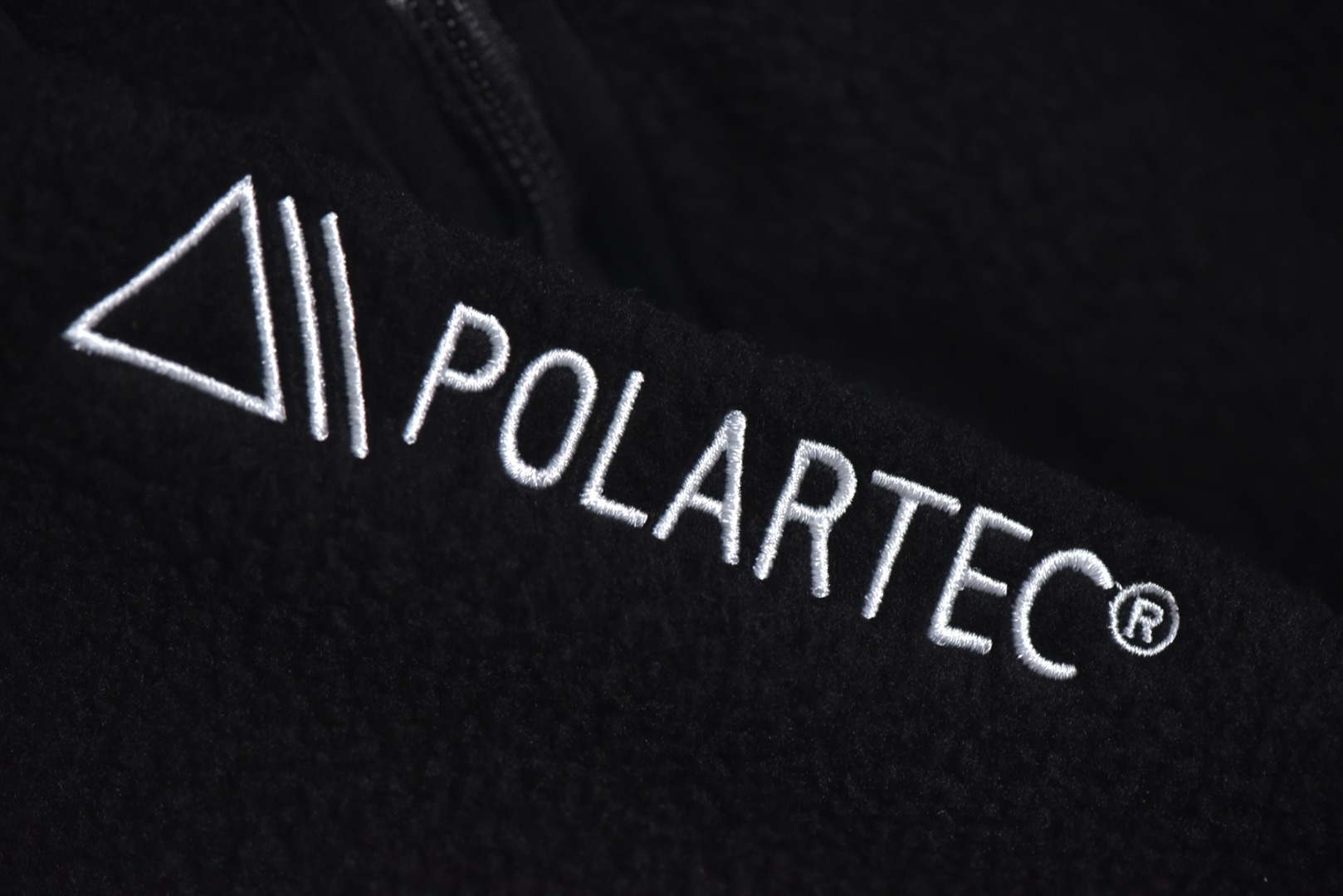 图片[4]-#Nike 25Fw ACG小标羊羔绒外套 采用定染羊羔绒面料，原版拆分分解，同步定织面料，胸前以及两侧均设有口袋设计，满足ACG系列户外基本穿着需求，多处YKK5号双头拉链，开模凹凸一致ACG主标吊牌，内里全包边处理，细节用心跟足原版，条码洗唛主标包装全部一致，原版版型一致，偏OS宽松版型，男女通穿，包容性强，黑色与卡其色两种经典配色，满足不同风格需求。高品质的材料与工艺确保了产品的耐用性和舒适度，无论是都市日常穿搭还是户外活动，这款外套都能让你在保持风格的同时享受温暖，男女同款 尺码：M-XXL-选品中心