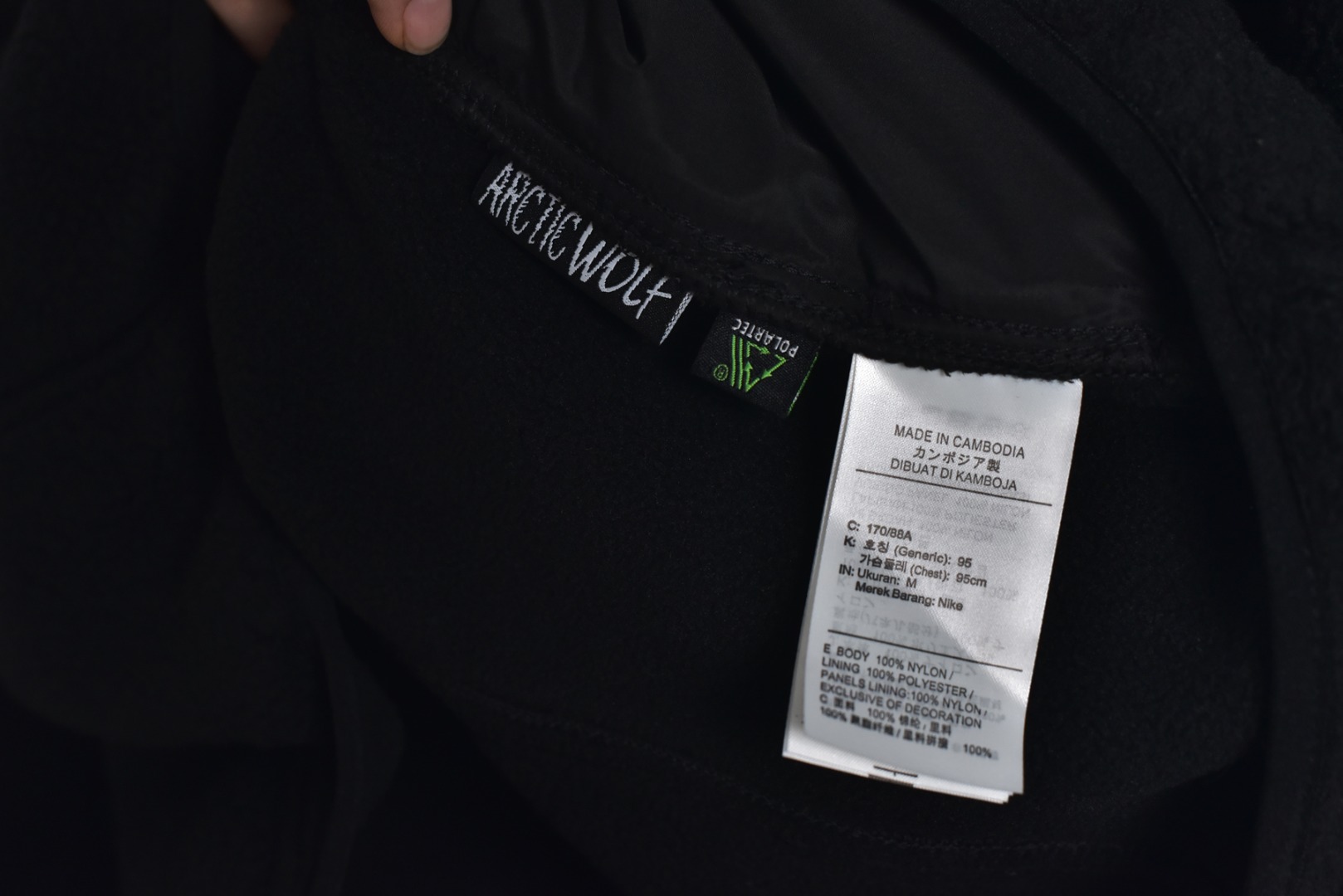 图片[8]-#Nike 25Fw ACG小标羊羔绒外套 采用定染羊羔绒面料，原版拆分分解，同步定织面料，胸前以及两侧均设有口袋设计，满足ACG系列户外基本穿着需求，多处YKK5号双头拉链，开模凹凸一致ACG主标吊牌，内里全包边处理，细节用心跟足原版，条码洗唛主标包装全部一致，原版版型一致，偏OS宽松版型，男女通穿，包容性强，黑色与卡其色两种经典配色，满足不同风格需求。高品质的材料与工艺确保了产品的耐用性和舒适度，无论是都市日常穿搭还是户外活动，这款外套都能让你在保持风格的同时享受温暖，男女同款 尺码：M-XXL-选品中心