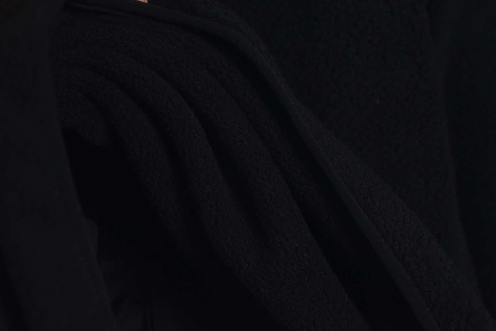 图片[9]-#Nike 25Fw ACG小标羊羔绒外套 采用定染羊羔绒面料，原版拆分分解，同步定织面料，胸前以及两侧均设有口袋设计，满足ACG系列户外基本穿着需求，多处YKK5号双头拉链，开模凹凸一致ACG主标吊牌，内里全包边处理，细节用心跟足原版，条码洗唛主标包装全部一致，原版版型一致，偏OS宽松版型，男女通穿，包容性强，黑色与卡其色两种经典配色，满足不同风格需求。高品质的材料与工艺确保了产品的耐用性和舒适度，无论是都市日常穿搭还是户外活动，这款外套都能让你在保持风格的同时享受温暖，男女同款 尺码：M-XXL-选品中心