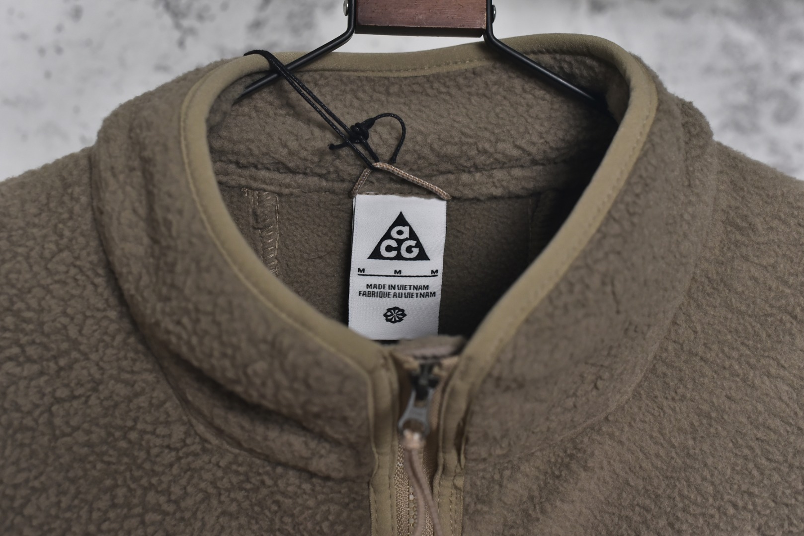 图片[5]-#Nike 25Fw ACG小标羊羔绒外套 采用定染羊羔绒面料，原版拆分分解，同步定织面料，胸前以及两侧均设有口袋设计，满足ACG系列户外基本穿着需求，多处YKK5号双头拉链，开模凹凸一致ACG主标吊牌，内里全包边处理，细节用心跟足原版，条码洗唛主标包装全部一致，原版版型一致，偏OS宽松版型，男女通穿，包容性强，黑色与卡其色两种经典配色，满足不同风格需求。高品质的材料与工艺确保了产品的耐用性和舒适度，无论是都市日常穿搭还是户外活动，这款外套都能让你在保持风格的同时享受温暖，男女同款 尺码：M-XXL-选品中心