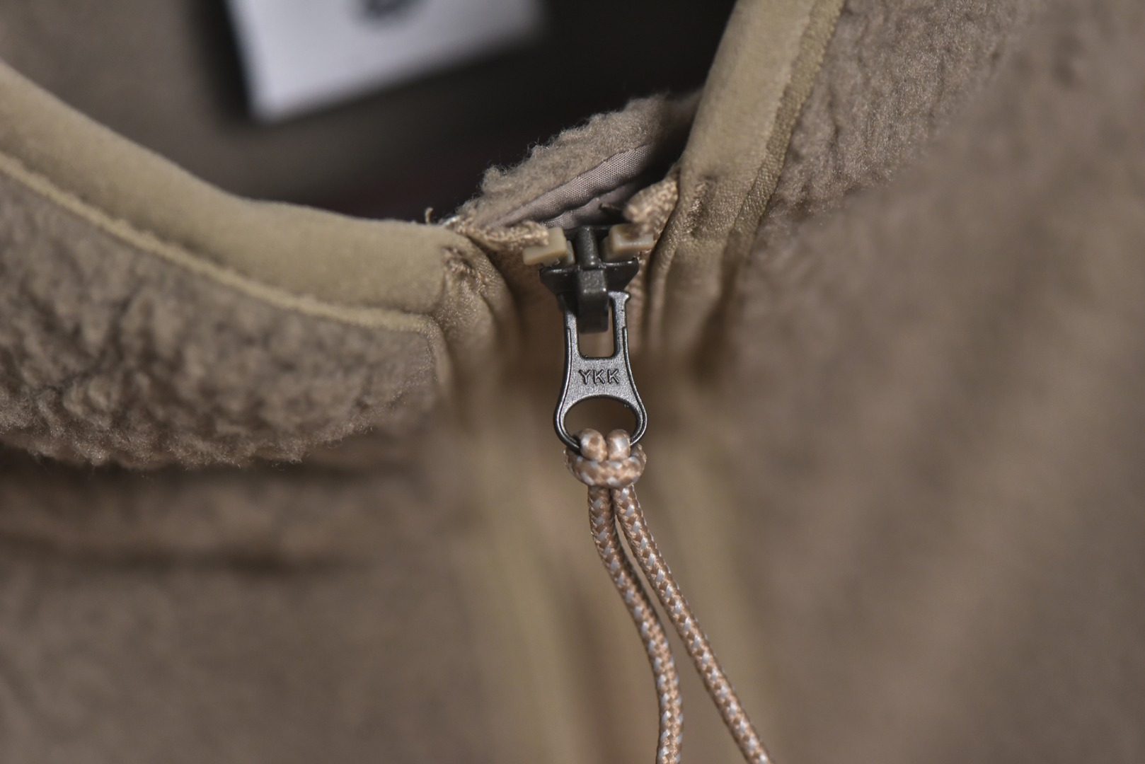 图片[6]-#Nike 25Fw ACG小标羊羔绒外套 采用定染羊羔绒面料，原版拆分分解，同步定织面料，胸前以及两侧均设有口袋设计，满足ACG系列户外基本穿着需求，多处YKK5号双头拉链，开模凹凸一致ACG主标吊牌，内里全包边处理，细节用心跟足原版，条码洗唛主标包装全部一致，原版版型一致，偏OS宽松版型，男女通穿，包容性强，黑色与卡其色两种经典配色，满足不同风格需求。高品质的材料与工艺确保了产品的耐用性和舒适度，无论是都市日常穿搭还是户外活动，这款外套都能让你在保持风格的同时享受温暖，男女同款 尺码：M-XXL-选品中心