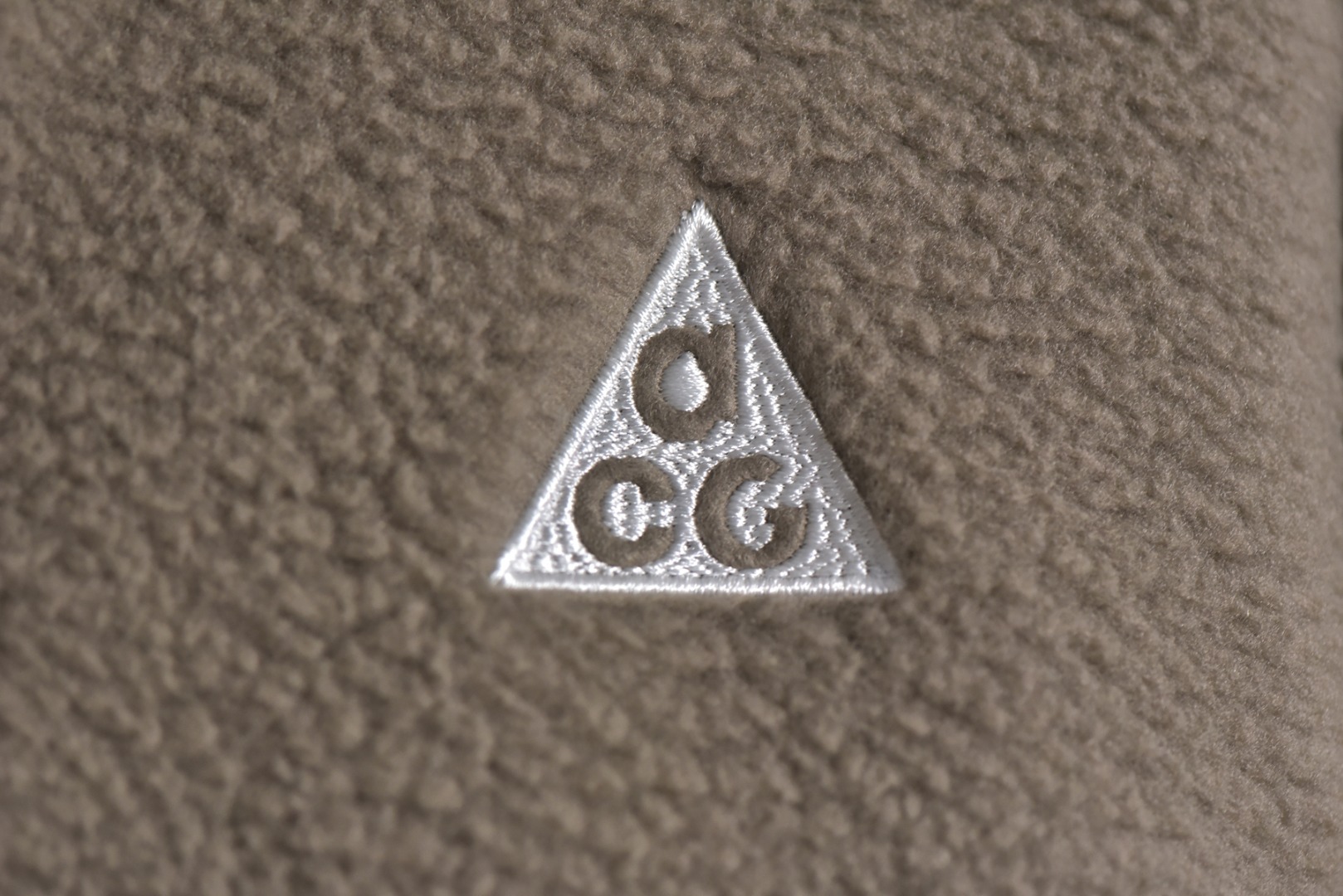 图片[3]-#Nike 25Fw ACG小标羊羔绒外套 采用定染羊羔绒面料，原版拆分分解，同步定织面料，胸前以及两侧均设有口袋设计，满足ACG系列户外基本穿着需求，多处YKK5号双头拉链，开模凹凸一致ACG主标吊牌，内里全包边处理，细节用心跟足原版，条码洗唛主标包装全部一致，原版版型一致，偏OS宽松版型，男女通穿，包容性强，黑色与卡其色两种经典配色，满足不同风格需求。高品质的材料与工艺确保了产品的耐用性和舒适度，无论是都市日常穿搭还是户外活动，这款外套都能让你在保持风格的同时享受温暖，男女同款 尺码：M-XXL-选品中心