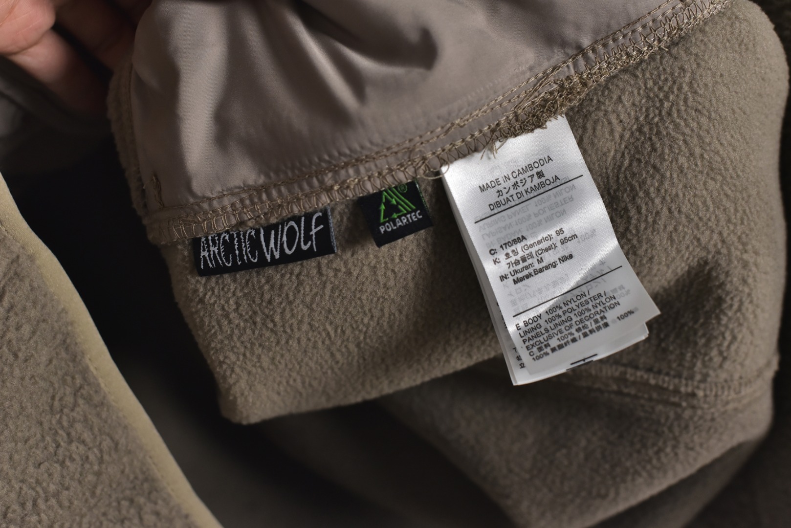 图片[8]-#Nike 25Fw ACG小标羊羔绒外套 采用定染羊羔绒面料，原版拆分分解，同步定织面料，胸前以及两侧均设有口袋设计，满足ACG系列户外基本穿着需求，多处YKK5号双头拉链，开模凹凸一致ACG主标吊牌，内里全包边处理，细节用心跟足原版，条码洗唛主标包装全部一致，原版版型一致，偏OS宽松版型，男女通穿，包容性强，黑色与卡其色两种经典配色，满足不同风格需求。高品质的材料与工艺确保了产品的耐用性和舒适度，无论是都市日常穿搭还是户外活动，这款外套都能让你在保持风格的同时享受温暖，男女同款 尺码：M-XXL-选品中心