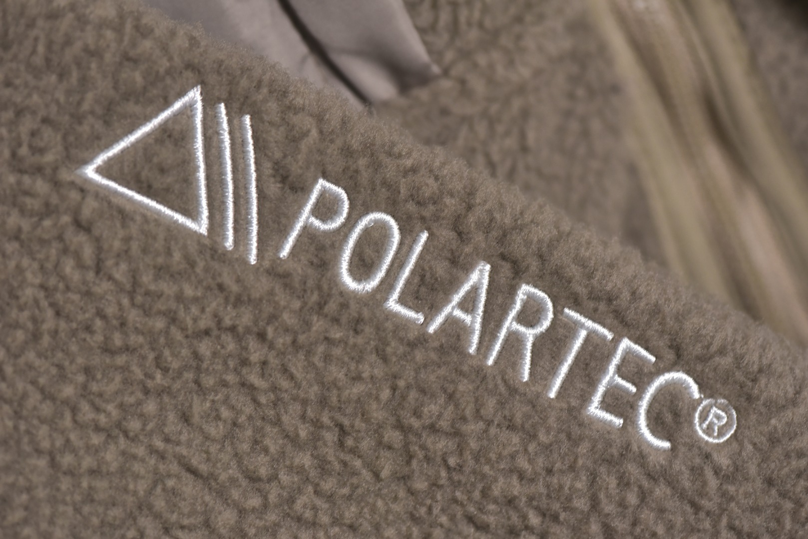 图片[4]-#Nike 25Fw ACG小标羊羔绒外套 采用定染羊羔绒面料，原版拆分分解，同步定织面料，胸前以及两侧均设有口袋设计，满足ACG系列户外基本穿着需求，多处YKK5号双头拉链，开模凹凸一致ACG主标吊牌，内里全包边处理，细节用心跟足原版，条码洗唛主标包装全部一致，原版版型一致，偏OS宽松版型，男女通穿，包容性强，黑色与卡其色两种经典配色，满足不同风格需求。高品质的材料与工艺确保了产品的耐用性和舒适度，无论是都市日常穿搭还是户外活动，这款外套都能让你在保持风格的同时享受温暖，男女同款 尺码：M-XXL-选品中心