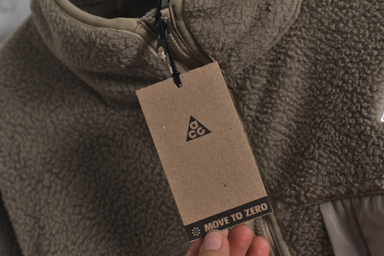 图片[7]-#Nike 25Fw ACG小标羊羔绒外套 采用定染羊羔绒面料，原版拆分分解，同步定织面料，胸前以及两侧均设有口袋设计，满足ACG系列户外基本穿着需求，多处YKK5号双头拉链，开模凹凸一致ACG主标吊牌，内里全包边处理，细节用心跟足原版，条码洗唛主标包装全部一致，原版版型一致，偏OS宽松版型，男女通穿，包容性强，黑色与卡其色两种经典配色，满足不同风格需求。高品质的材料与工艺确保了产品的耐用性和舒适度，无论是都市日常穿搭还是户外活动，这款外套都能让你在保持风格的同时享受温暖，男女同款 尺码：M-XXL-选品中心