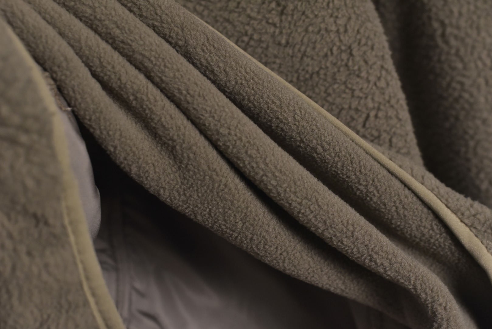 图片[9]-#Nike 25Fw ACG小标羊羔绒外套 采用定染羊羔绒面料，原版拆分分解，同步定织面料，胸前以及两侧均设有口袋设计，满足ACG系列户外基本穿着需求，多处YKK5号双头拉链，开模凹凸一致ACG主标吊牌，内里全包边处理，细节用心跟足原版，条码洗唛主标包装全部一致，原版版型一致，偏OS宽松版型，男女通穿，包容性强，黑色与卡其色两种经典配色，满足不同风格需求。高品质的材料与工艺确保了产品的耐用性和舒适度，无论是都市日常穿搭还是户外活动，这款外套都能让你在保持风格的同时享受温暖，男女同款 尺码：M-XXL-选品中心