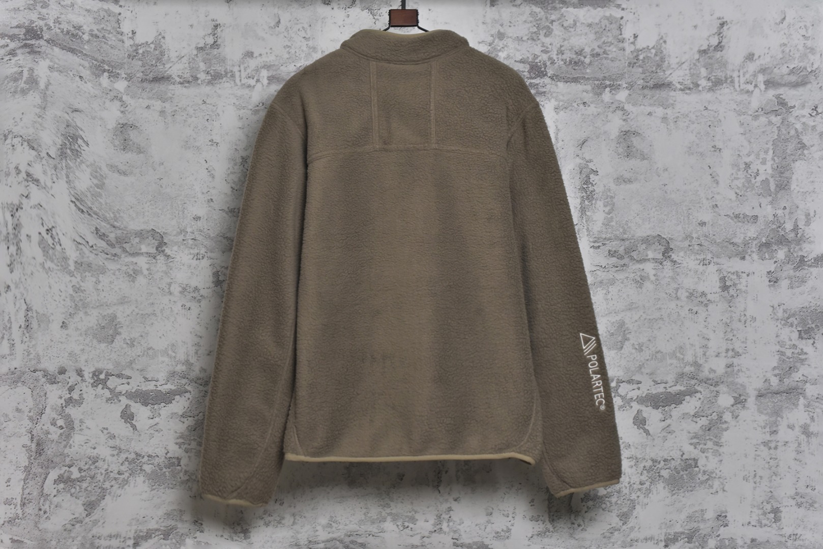 图片[2]-#Nike 25Fw ACG小标羊羔绒外套 采用定染羊羔绒面料，原版拆分分解，同步定织面料，胸前以及两侧均设有口袋设计，满足ACG系列户外基本穿着需求，多处YKK5号双头拉链，开模凹凸一致ACG主标吊牌，内里全包边处理，细节用心跟足原版，条码洗唛主标包装全部一致，原版版型一致，偏OS宽松版型，男女通穿，包容性强，黑色与卡其色两种经典配色，满足不同风格需求。高品质的材料与工艺确保了产品的耐用性和舒适度，无论是都市日常穿搭还是户外活动，这款外套都能让你在保持风格的同时享受温暖，男女同款 尺码：M-XXL-选品中心