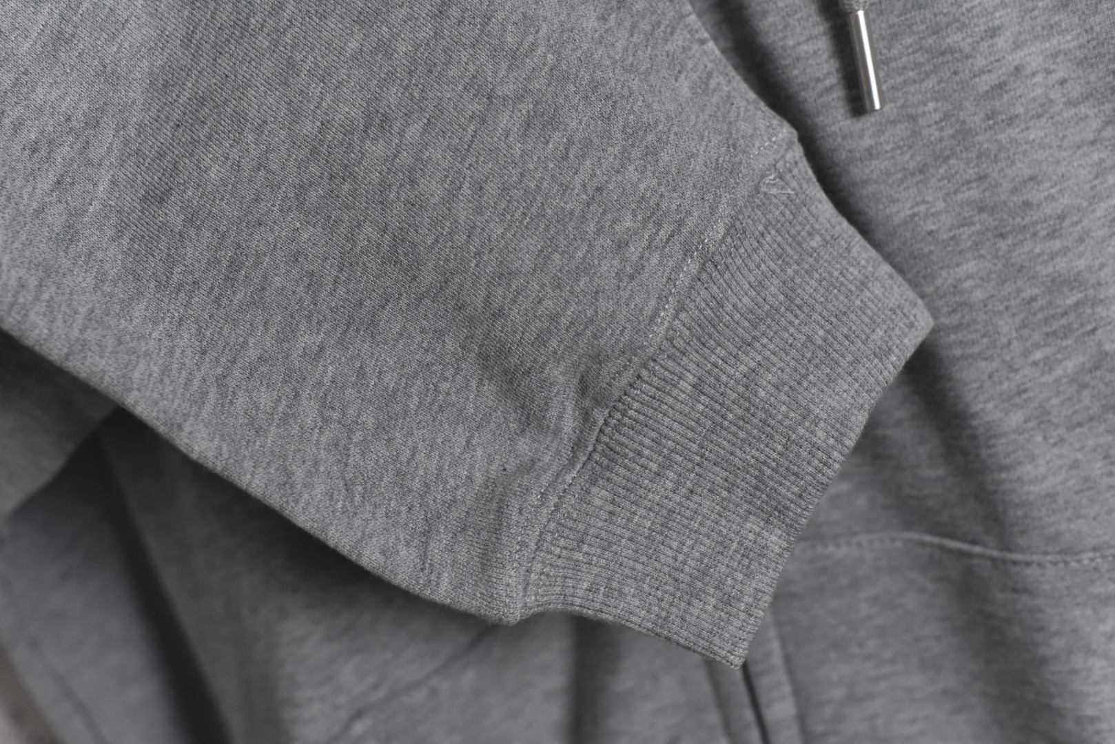 图片[6]-#GOOD BRAND 25Fw GOOD前小后大字母连帽外套 采用350克纯棉面料，面料质地扎实，穿着舒适有型，质感拉满，确保舒适性与版型俱佳，定制螺纹设计，增强了螺纹的耐久性，不易变形，同时提升了舒适度。胸前GOOD品牌刺绣Logo，后背钢印凹凸GOOD标识，双侧插袋配钢制按扣，​双头刻字拉链头，顺滑耐用，采用插肩袖版型设计，这种版型不限制肩宽，能突出轻松慵懒感，对各种身材都很友好，主标+水洗标+四张吊牌+包装+全套定制齐全，男女同款 尺码：1 2 3-选品中心