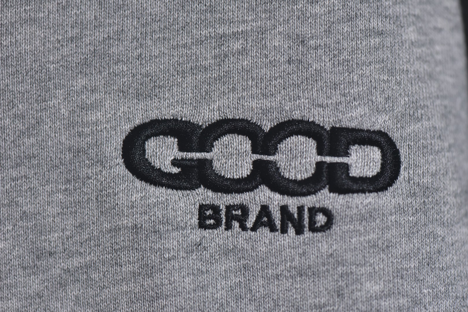 图片[3]-#GOOD BRAND 25Fw GOOD前小后大字母连帽外套 采用350克纯棉面料，面料质地扎实，穿着舒适有型，质感拉满，确保舒适性与版型俱佳，定制螺纹设计，增强了螺纹的耐久性，不易变形，同时提升了舒适度。胸前GOOD品牌刺绣Logo，后背钢印凹凸GOOD标识，双侧插袋配钢制按扣，​双头刻字拉链头，顺滑耐用，采用插肩袖版型设计，这种版型不限制肩宽，能突出轻松慵懒感，对各种身材都很友好，主标+水洗标+四张吊牌+包装+全套定制齐全，男女同款 尺码：1 2 3-选品中心