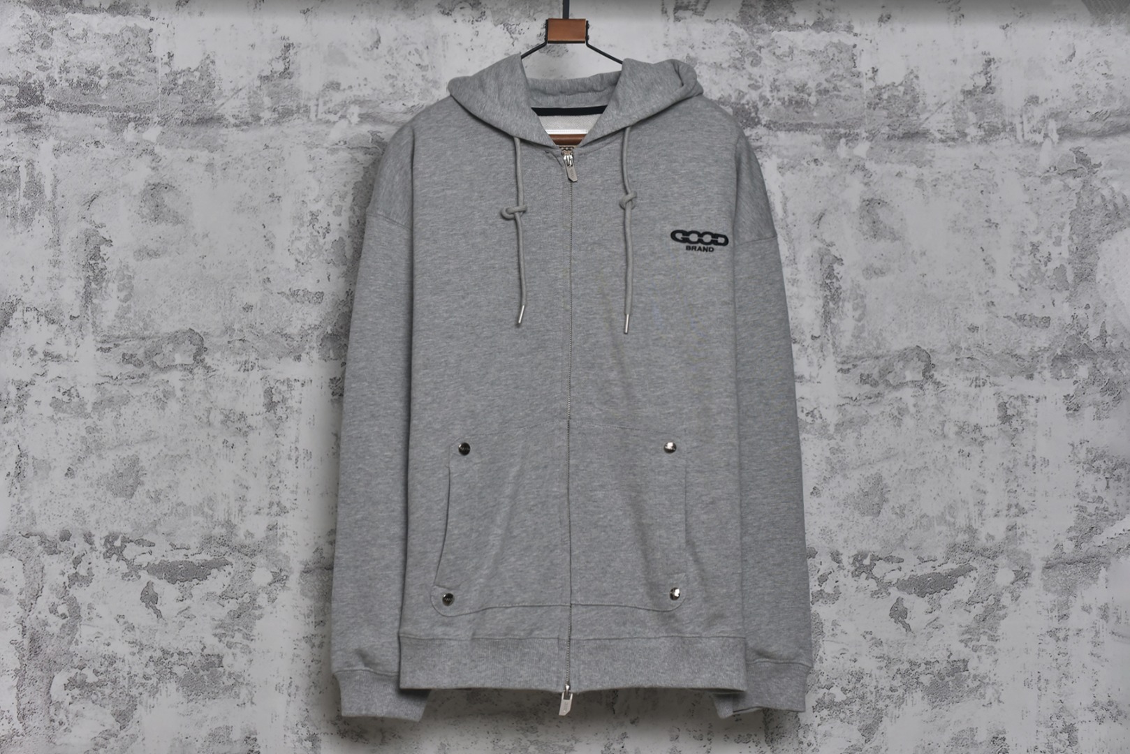 #GOOD BRAND 25Fw GOOD前小后大字母连帽外套 采用350克纯棉面料，面料质地扎实，穿着舒适有型，质感拉满，确保舒适性与版型俱佳，定制螺纹设计，增强了螺纹的耐久性，不易变形，同时提升了舒适度。胸前GOOD品牌刺绣Logo，后背钢印凹凸GOOD标识，双侧插袋配钢制按扣，​双头刻字拉链头，顺滑耐用，采用插肩袖版型设计，这种版型不限制肩宽，能突出轻松慵懒感，对各种身材都很友好，主标+水洗标+四张吊牌+包装+全套定制齐全，男女同款 尺码：1 2 3-选品中心