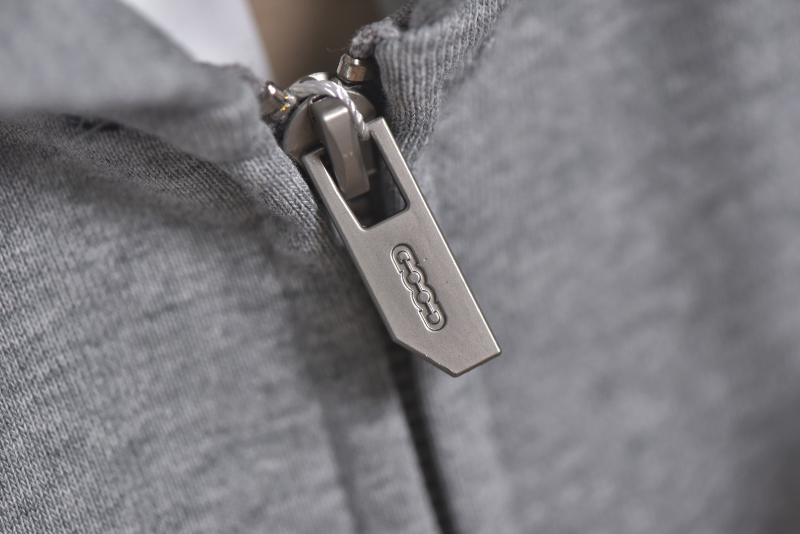 图片[4]-#GOOD BRAND 25Fw GOOD前小后大字母连帽外套 采用350克纯棉面料，面料质地扎实，穿着舒适有型，质感拉满，确保舒适性与版型俱佳，定制螺纹设计，增强了螺纹的耐久性，不易变形，同时提升了舒适度。胸前GOOD品牌刺绣Logo，后背钢印凹凸GOOD标识，双侧插袋配钢制按扣，​双头刻字拉链头，顺滑耐用，采用插肩袖版型设计，这种版型不限制肩宽，能突出轻松慵懒感，对各种身材都很友好，主标+水洗标+四张吊牌+包装+全套定制齐全，男女同款 尺码：1 2 3-选品中心