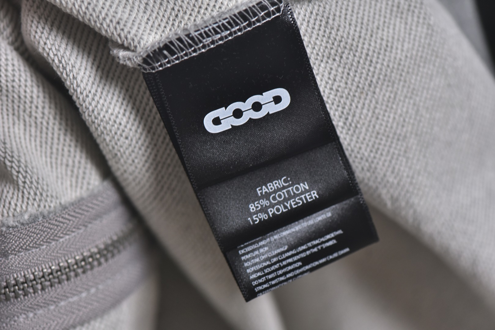 图片[7]-#GOOD BRAND 25Fw GOOD前小后大字母连帽外套 采用350克纯棉面料，面料质地扎实，穿着舒适有型，质感拉满，确保舒适性与版型俱佳，定制螺纹设计，增强了螺纹的耐久性，不易变形，同时提升了舒适度。胸前GOOD品牌刺绣Logo，后背钢印凹凸GOOD标识，双侧插袋配钢制按扣，​双头刻字拉链头，顺滑耐用，采用插肩袖版型设计，这种版型不限制肩宽，能突出轻松慵懒感，对各种身材都很友好，主标+水洗标+四张吊牌+包装+全套定制齐全，男女同款 尺码：1 2 3-选品中心