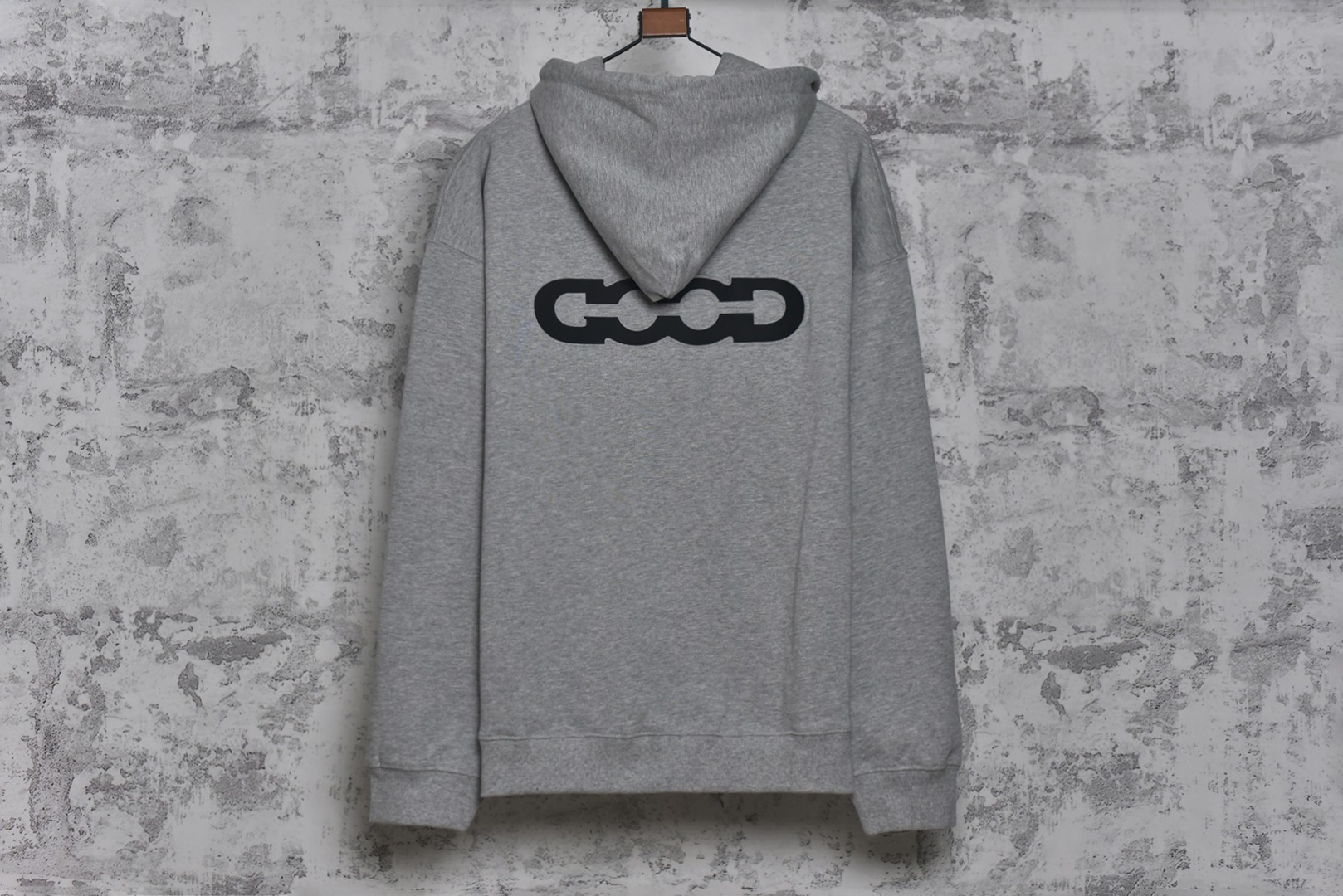 图片[2]-#GOOD BRAND 25Fw GOOD前小后大字母连帽外套 采用350克纯棉面料，面料质地扎实，穿着舒适有型，质感拉满，确保舒适性与版型俱佳，定制螺纹设计，增强了螺纹的耐久性，不易变形，同时提升了舒适度。胸前GOOD品牌刺绣Logo，后背钢印凹凸GOOD标识，双侧插袋配钢制按扣，​双头刻字拉链头，顺滑耐用，采用插肩袖版型设计，这种版型不限制肩宽，能突出轻松慵懒感，对各种身材都很友好，主标+水洗标+四张吊牌+包装+全套定制齐全，男女同款 尺码：1 2 3-选品中心