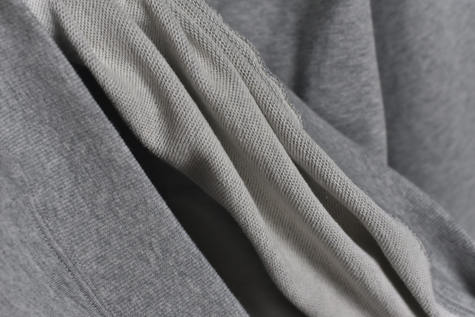 图片[9]-#GOOD BRAND 25Fw GOOD前小后大字母连帽外套 采用350克纯棉面料，面料质地扎实，穿着舒适有型，质感拉满，确保舒适性与版型俱佳，定制螺纹设计，增强了螺纹的耐久性，不易变形，同时提升了舒适度。胸前GOOD品牌刺绣Logo，后背钢印凹凸GOOD标识，双侧插袋配钢制按扣，​双头刻字拉链头，顺滑耐用，采用插肩袖版型设计，这种版型不限制肩宽，能突出轻松慵懒感，对各种身材都很友好，主标+水洗标+四张吊牌+包装+全套定制齐全，男女同款 尺码：1 2 3-选品中心