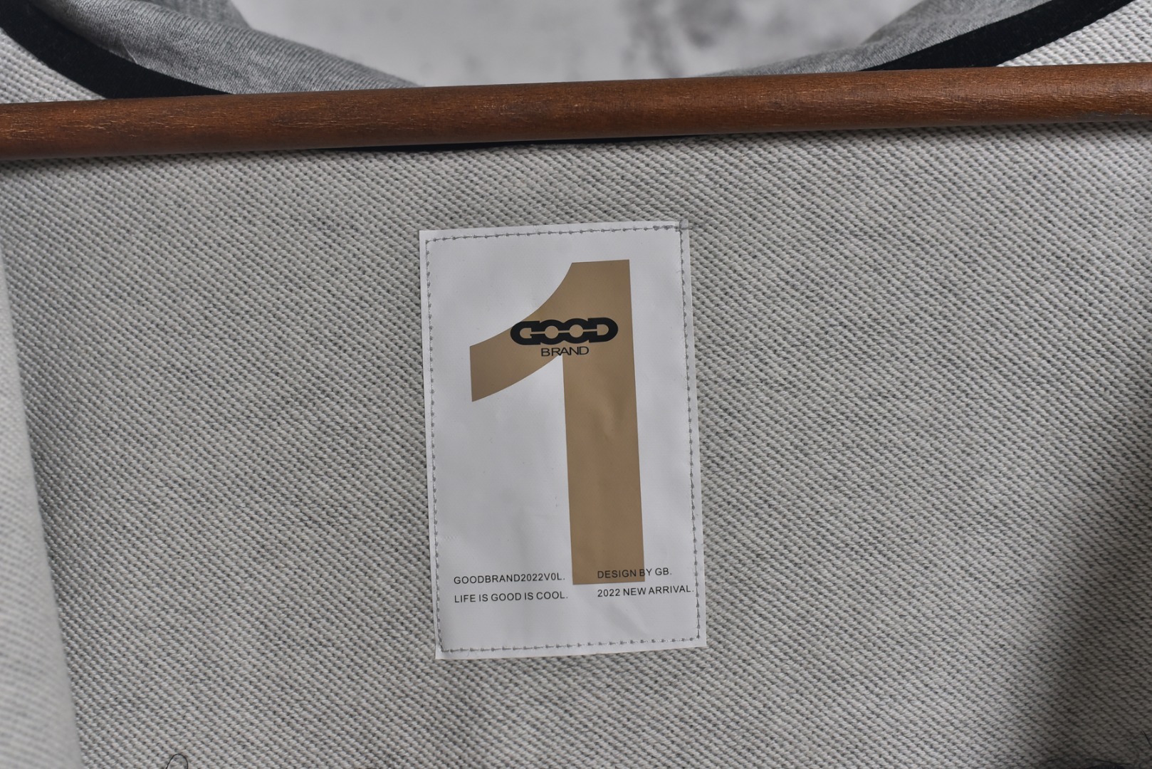 图片[5]-#GOOD BRAND 25Fw GOOD前小后大字母连帽外套 采用350克纯棉面料，面料质地扎实，穿着舒适有型，质感拉满，确保舒适性与版型俱佳，定制螺纹设计，增强了螺纹的耐久性，不易变形，同时提升了舒适度。胸前GOOD品牌刺绣Logo，后背钢印凹凸GOOD标识，双侧插袋配钢制按扣，​双头刻字拉链头，顺滑耐用，采用插肩袖版型设计，这种版型不限制肩宽，能突出轻松慵懒感，对各种身材都很友好，主标+水洗标+四张吊牌+包装+全套定制齐全，男女同款 尺码：1 2 3-选品中心