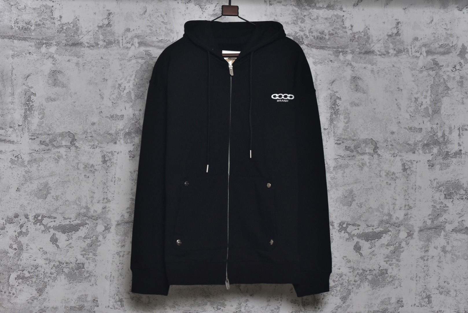 #GOOD BRAND 25Fw GOOD前小后大字母连帽外套 采用350克纯棉面料，面料质地扎实，穿着舒适有型，质感拉满，确保舒适性与版型俱佳，定制螺纹设计，增强了螺纹的耐久性，不易变形，同时提升了舒适度。胸前GOOD品牌刺绣Logo，后背钢印凹凸GOOD标识，双侧插袋配钢制按扣，​双头刻字拉链头，顺滑耐用，采用插肩袖版型设计，这种版型不限制肩宽，能突出轻松慵懒感，对各种身材都很友好，主标+水洗标+四张吊牌+包装+全套定制齐全，男女同款 尺码：1 2 3-选品中心