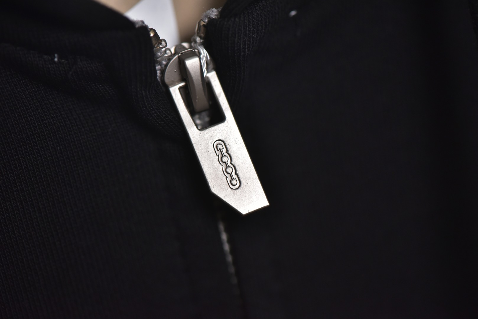 图片[4]-#GOOD BRAND 25Fw GOOD前小后大字母连帽外套 采用350克纯棉面料，面料质地扎实，穿着舒适有型，质感拉满，确保舒适性与版型俱佳，定制螺纹设计，增强了螺纹的耐久性，不易变形，同时提升了舒适度。胸前GOOD品牌刺绣Logo，后背钢印凹凸GOOD标识，双侧插袋配钢制按扣，​双头刻字拉链头，顺滑耐用，采用插肩袖版型设计，这种版型不限制肩宽，能突出轻松慵懒感，对各种身材都很友好，主标+水洗标+四张吊牌+包装+全套定制齐全，男女同款 尺码：1 2 3-选品中心