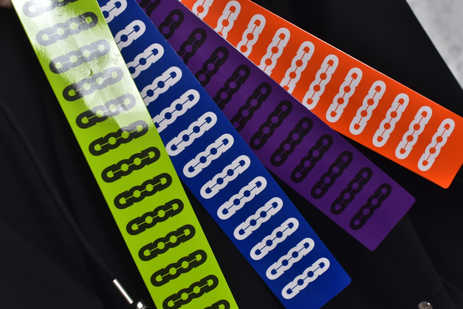 图片[9]-#GOOD BRAND 25Fw GOOD前小后大字母连帽外套 采用350克纯棉面料，面料质地扎实，穿着舒适有型，质感拉满，确保舒适性与版型俱佳，定制螺纹设计，增强了螺纹的耐久性，不易变形，同时提升了舒适度。胸前GOOD品牌刺绣Logo，后背钢印凹凸GOOD标识，双侧插袋配钢制按扣，​双头刻字拉链头，顺滑耐用，采用插肩袖版型设计，这种版型不限制肩宽，能突出轻松慵懒感，对各种身材都很友好，主标+水洗标+四张吊牌+包装+全套定制齐全，男女同款 尺码：1 2 3-选品中心