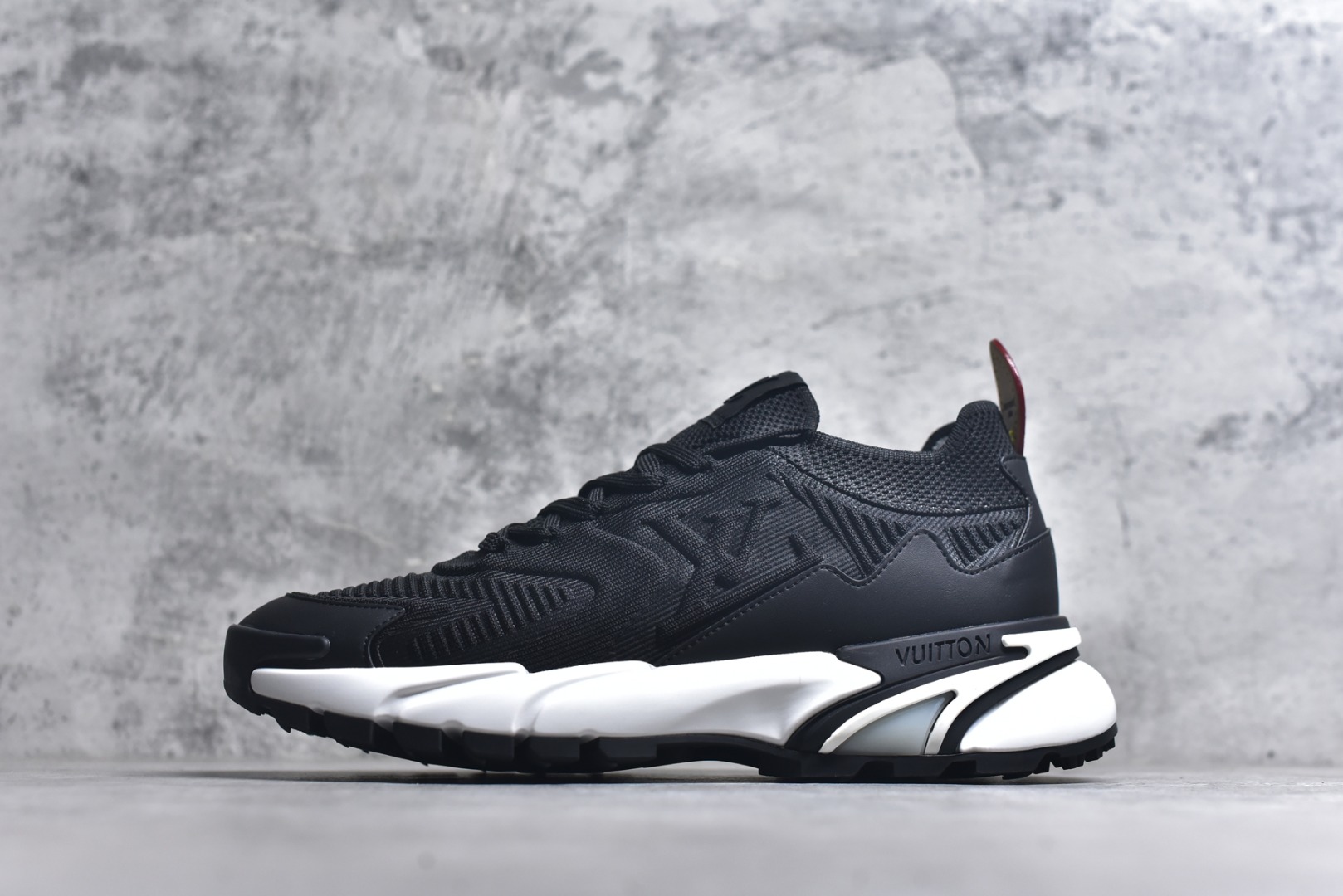 #Louis Vuitton LV Runner Tatic Sneaker 系列 厚底 休闲 运动鞋 跑鞋 原版购入开发 做货 本款 Runner Tatic 运动鞋融合飞织面料材质，演绎传统登山鞋的灵感启发。 字母抒写于一侧，标识，轻盈耐磨的橡胶外底完善整体配送精美包装 面料： 原版进口定制飞织面料 ■内里：原版定制透气网里 ■鞋底：原版开模防滑橡胶组合材质 ■底厚： 4CM 尺码：男款38-46-选品中心