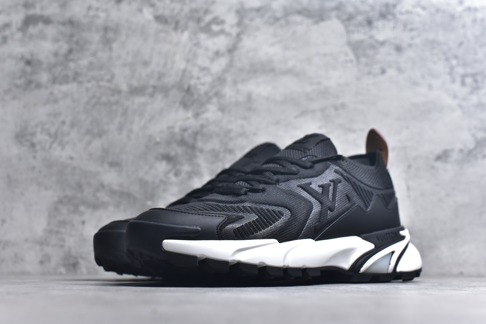 图片[2]-#Louis Vuitton LV Runner Tatic Sneaker 系列 厚底 休闲 运动鞋 跑鞋 原版购入开发 做货 本款 Runner Tatic 运动鞋融合飞织面料材质，演绎传统登山鞋的灵感启发。 字母抒写于一侧，标识，轻盈耐磨的橡胶外底完善整体配送精美包装 面料： 原版进口定制飞织面料 ■内里：原版定制透气网里 ■鞋底：原版开模防滑橡胶组合材质 ■底厚： 4CM 尺码：男款38-46-选品中心