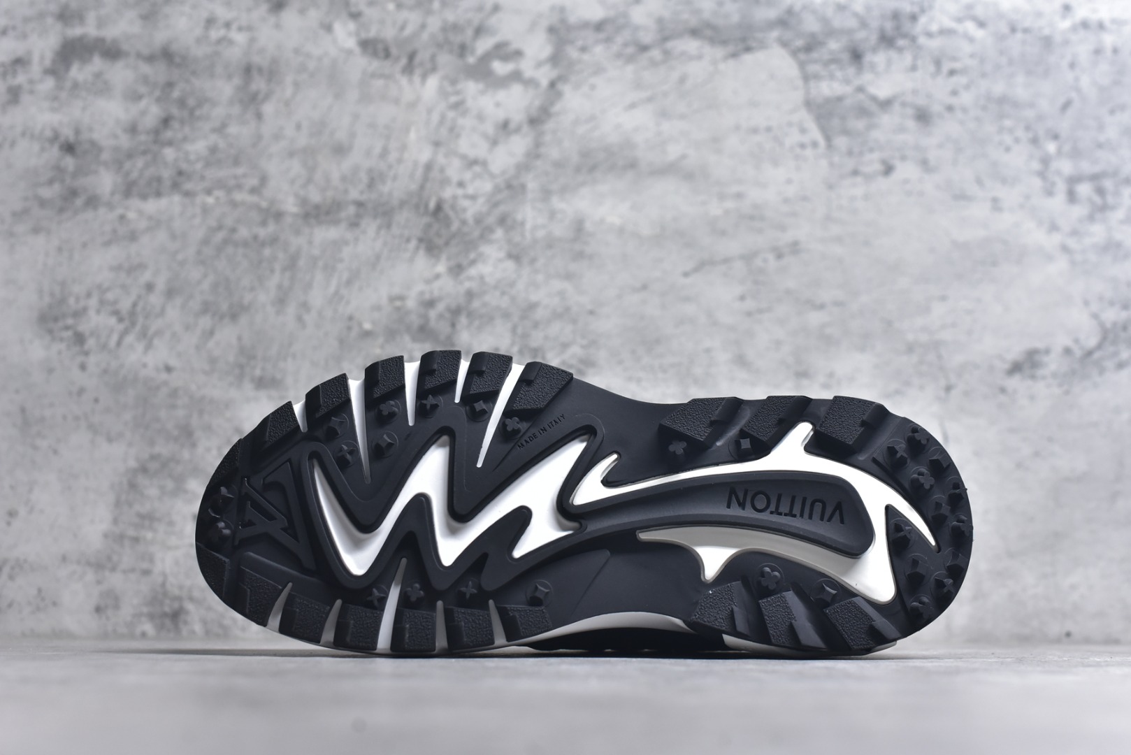 图片[6]-#Louis Vuitton LV Runner Tatic Sneaker 系列 厚底 休闲 运动鞋 跑鞋 原版购入开发 做货 本款 Runner Tatic 运动鞋融合飞织面料材质，演绎传统登山鞋的灵感启发。 字母抒写于一侧，标识，轻盈耐磨的橡胶外底完善整体配送精美包装 面料： 原版进口定制飞织面料 ■内里：原版定制透气网里 ■鞋底：原版开模防滑橡胶组合材质 ■底厚： 4CM 尺码：男款38-46-选品中心