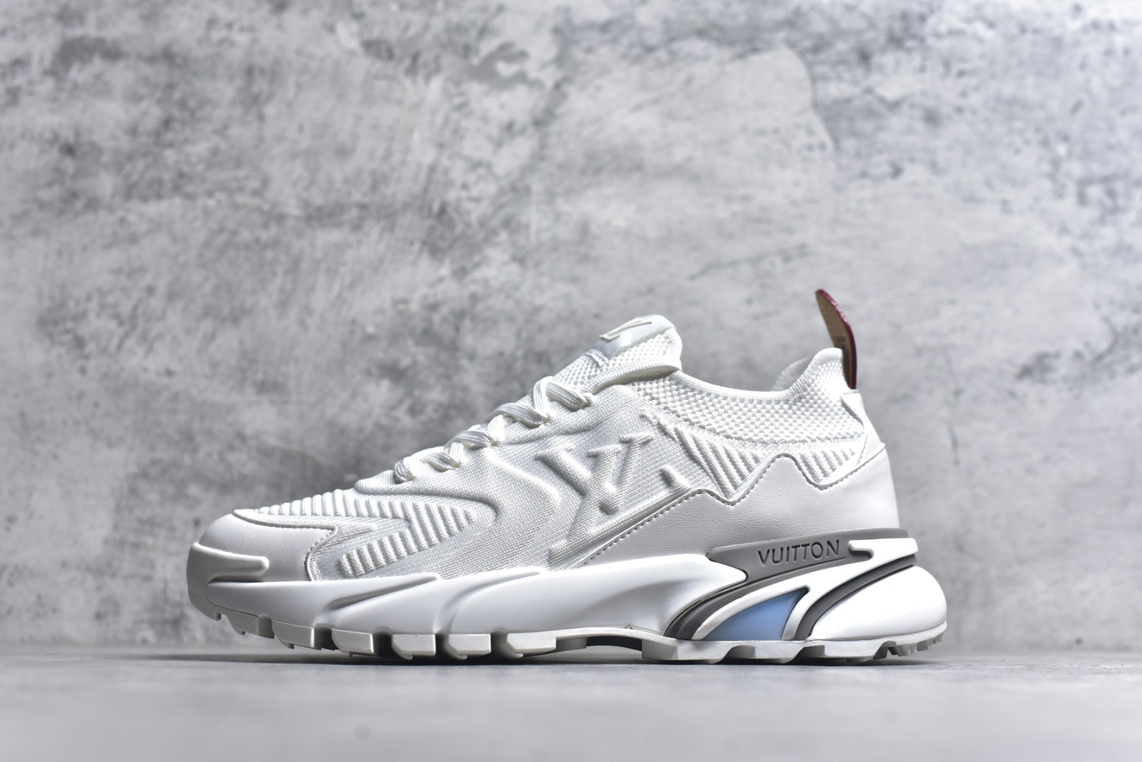 #Louis Vuitton LV Runner Tatic Sneaker 系列 厚底 休闲 运动鞋 跑鞋 原版购入开发 做货 本款 Runner Tatic 运动鞋融合飞织面料材质，演绎传统登山鞋的灵感启发。 字母抒写于一侧，标识，轻盈耐磨的橡胶外底完善整体配送精美包装 面料： 原版进口定制飞织面料 ■内里：原版定制透气网里 ■鞋底：原版开模防滑橡胶组合材质 ■底厚： 4CM 尺码：男款38-46-选品中心